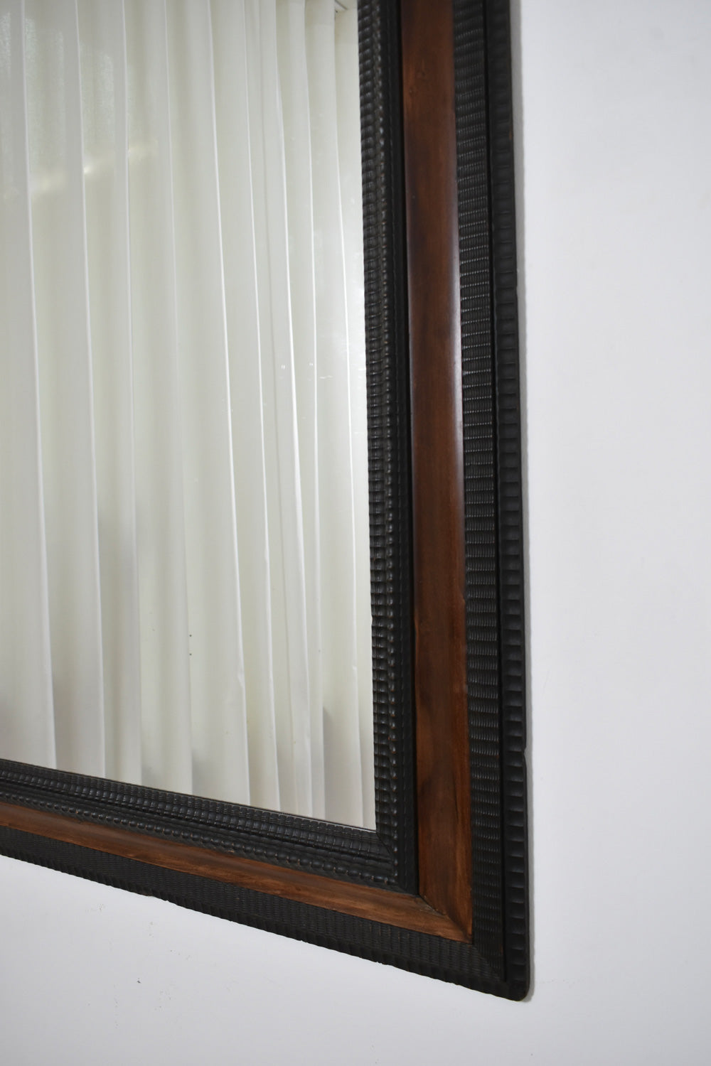 Carved ebonised wood mirror and trompe l'oeil turshell, XIXth c. — side angle