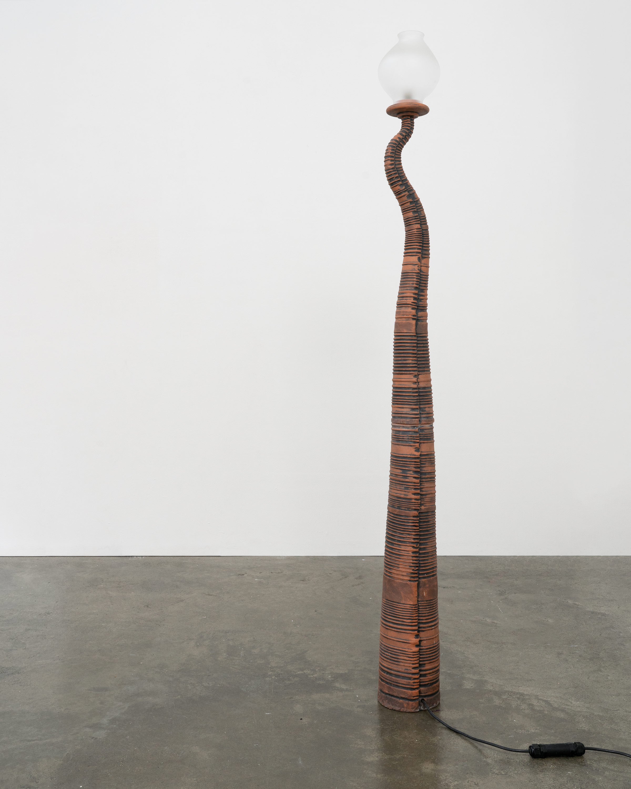 Lampe de sol en terre cuite sculpturale vintage