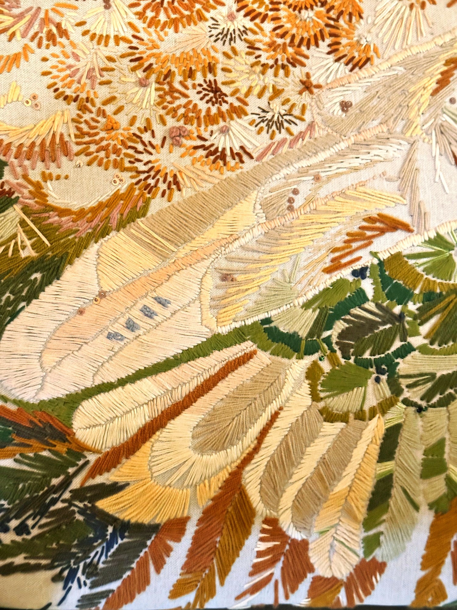 SIMORGH II – Noyer massif avec rembourrage brodé à la main – Sculptural