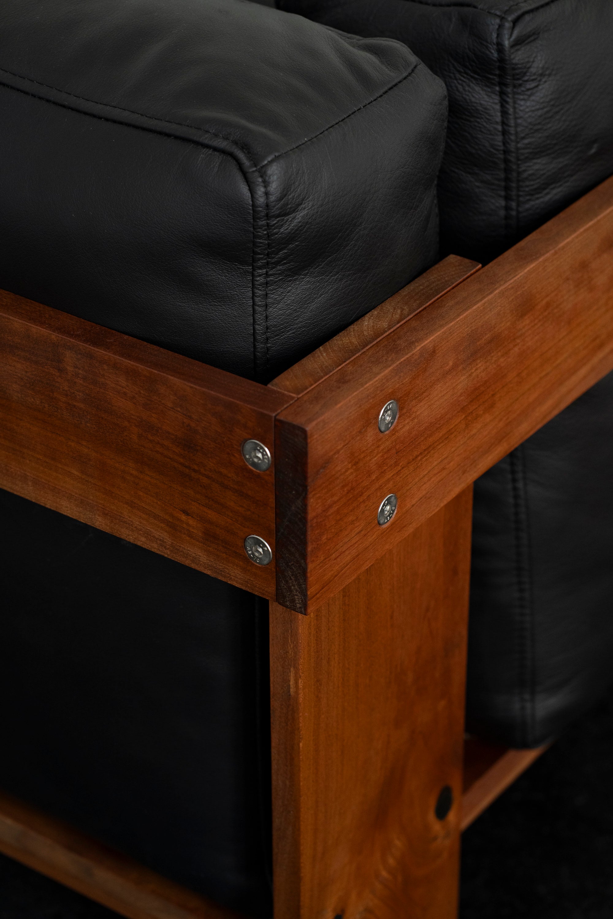 Overlap Lounge Chair | DN_S2503 — close-up of black leather cushion and wooden frame