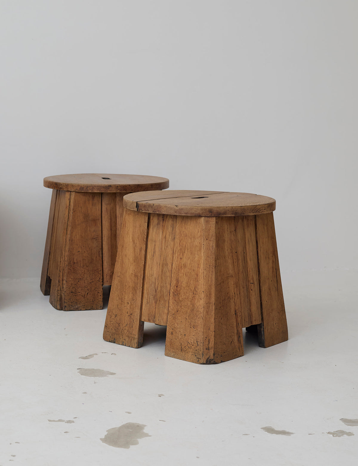 French 1930-40s side table in solid oak — detail view
