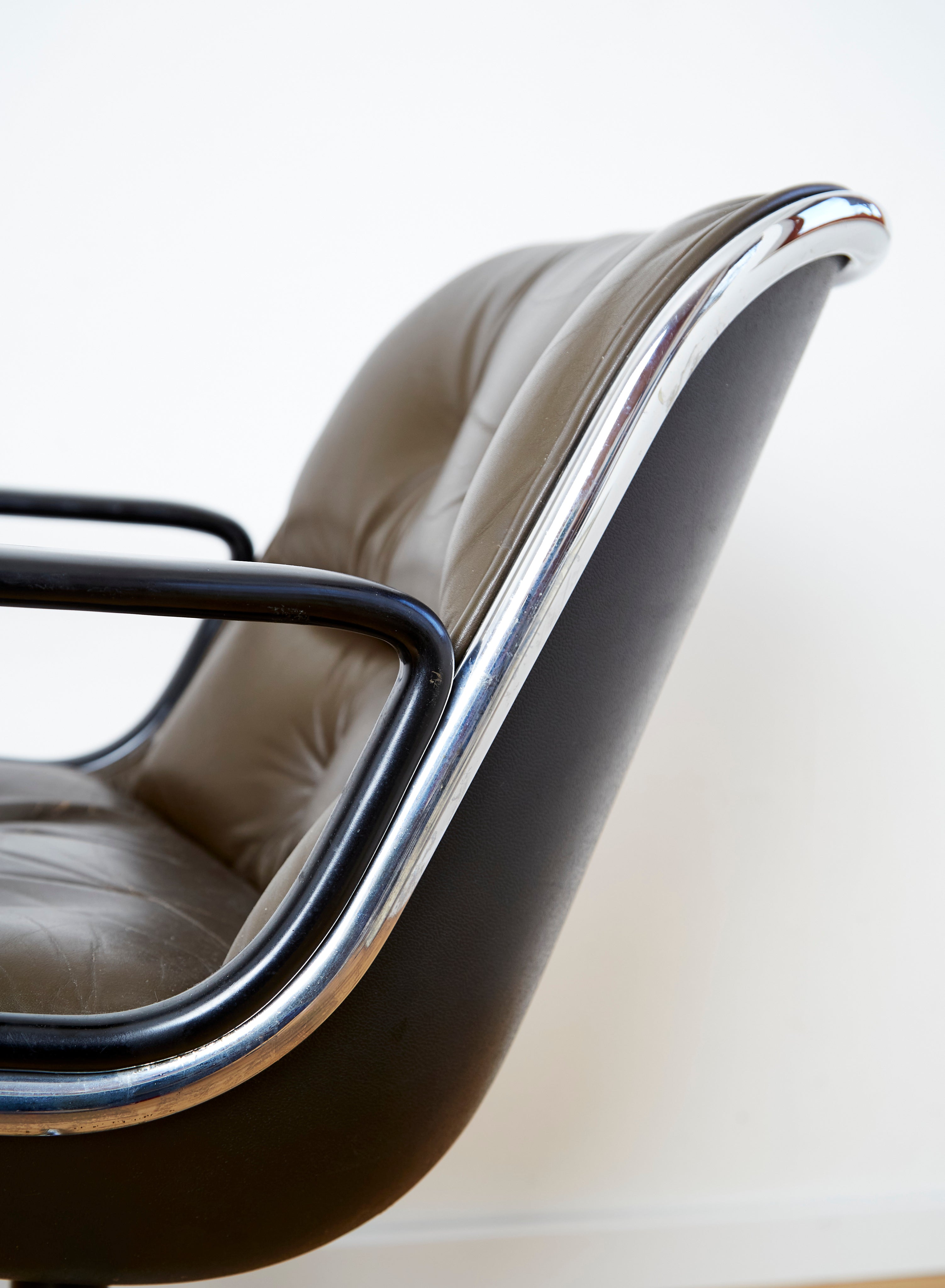 Charles Pollock "Executive Chair" for Knoll International — side view of leather seat and chrome armrest