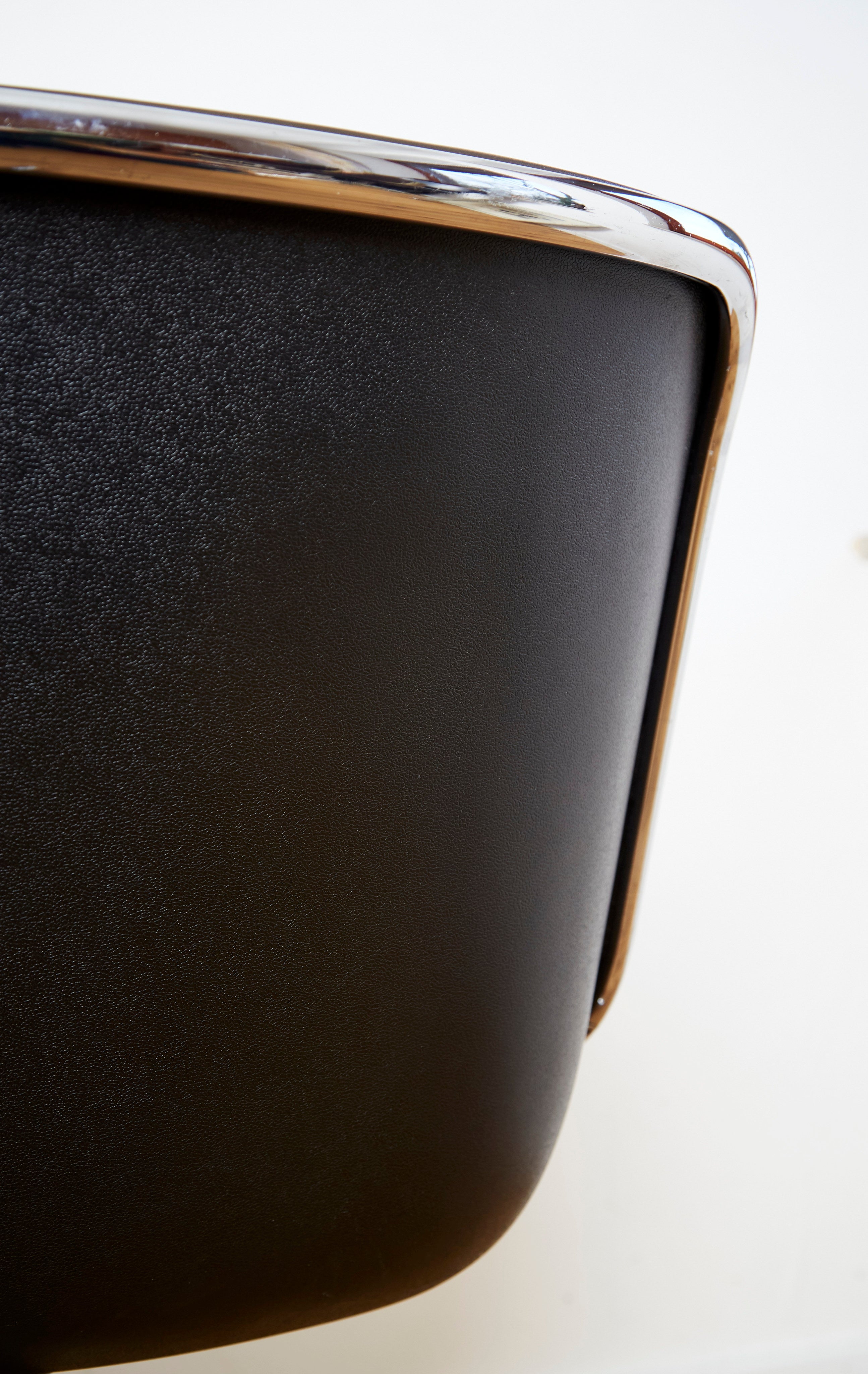 Charles Pollock "Executive Chair" for Knoll International — close-up of black leather backrest