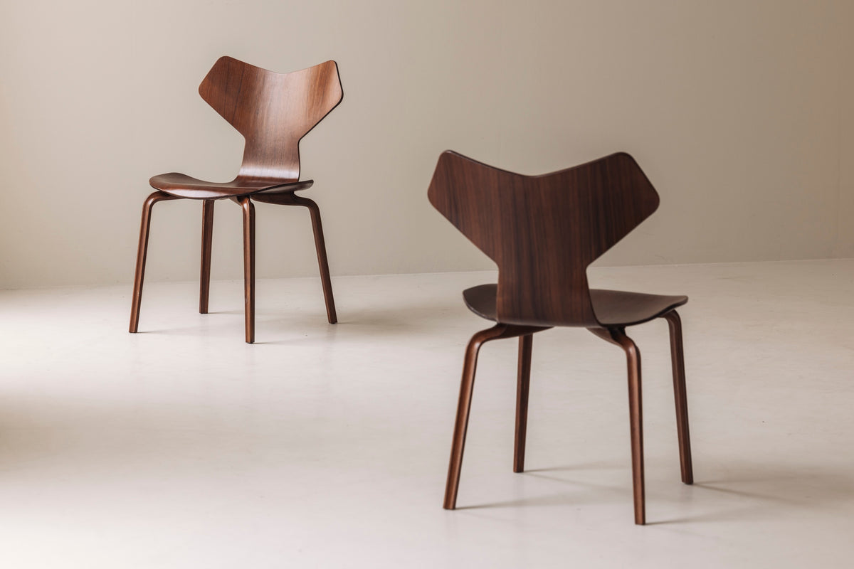 First Edition Grand Prix Chairs Model 3130 by Arne Jacobsen for Fritz Hansen, 1957 — lifestyle setting