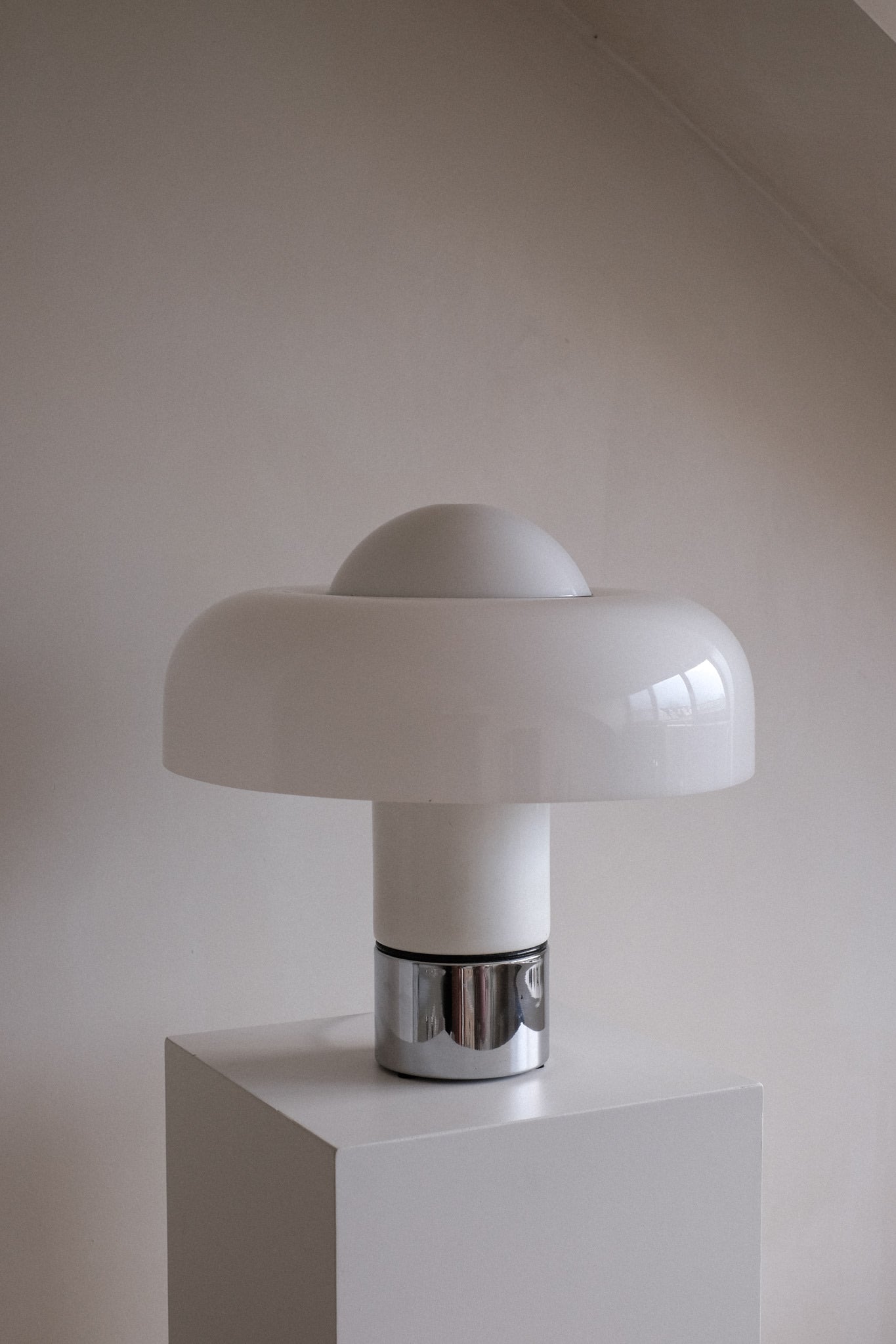 Brumbry Table Lamp by Luigi Massoni for Harvey Guzzini — top view of glossy white shade