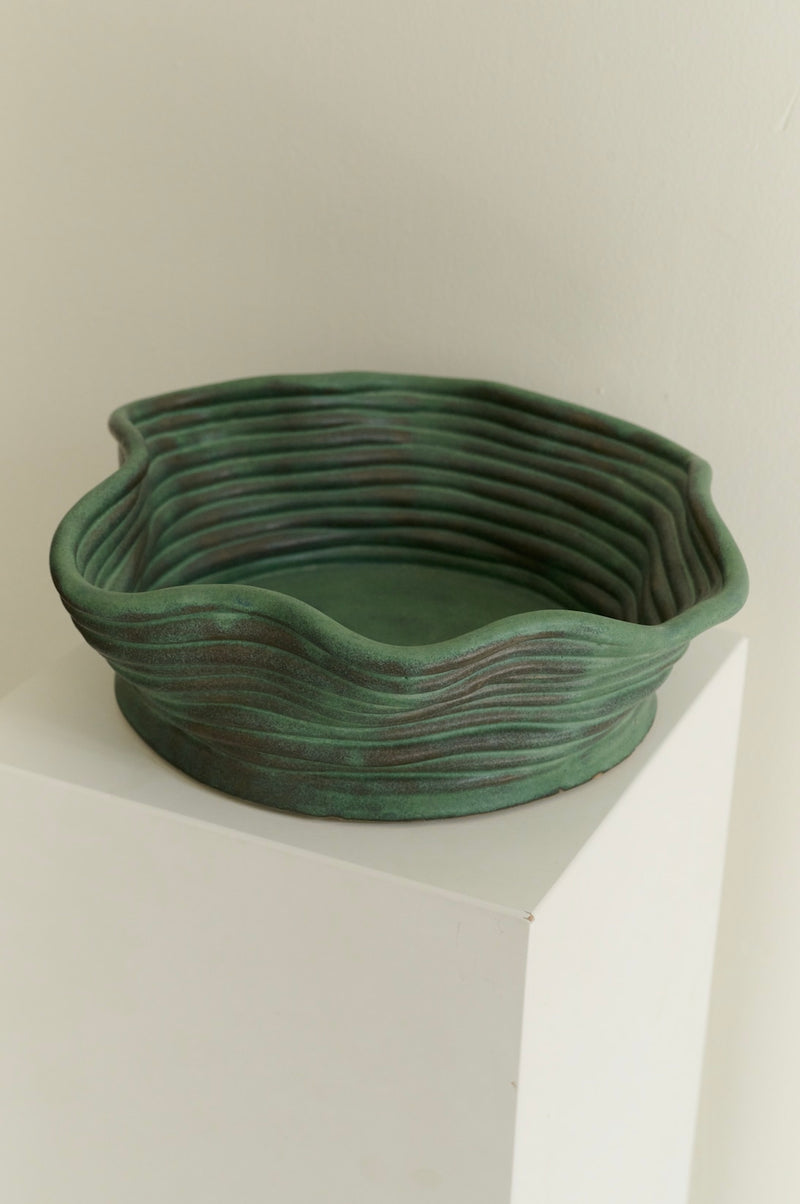 Handsculpted ceramic bowl dark green big — detail view