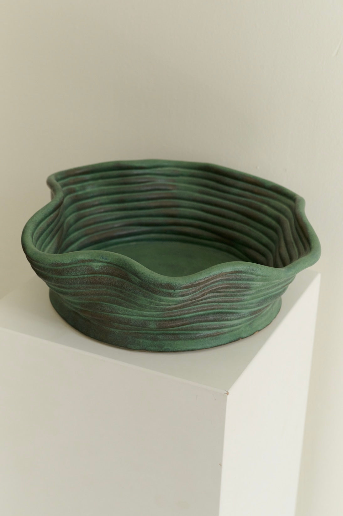 Handsculpted ceramic bowl dark green big — detail view