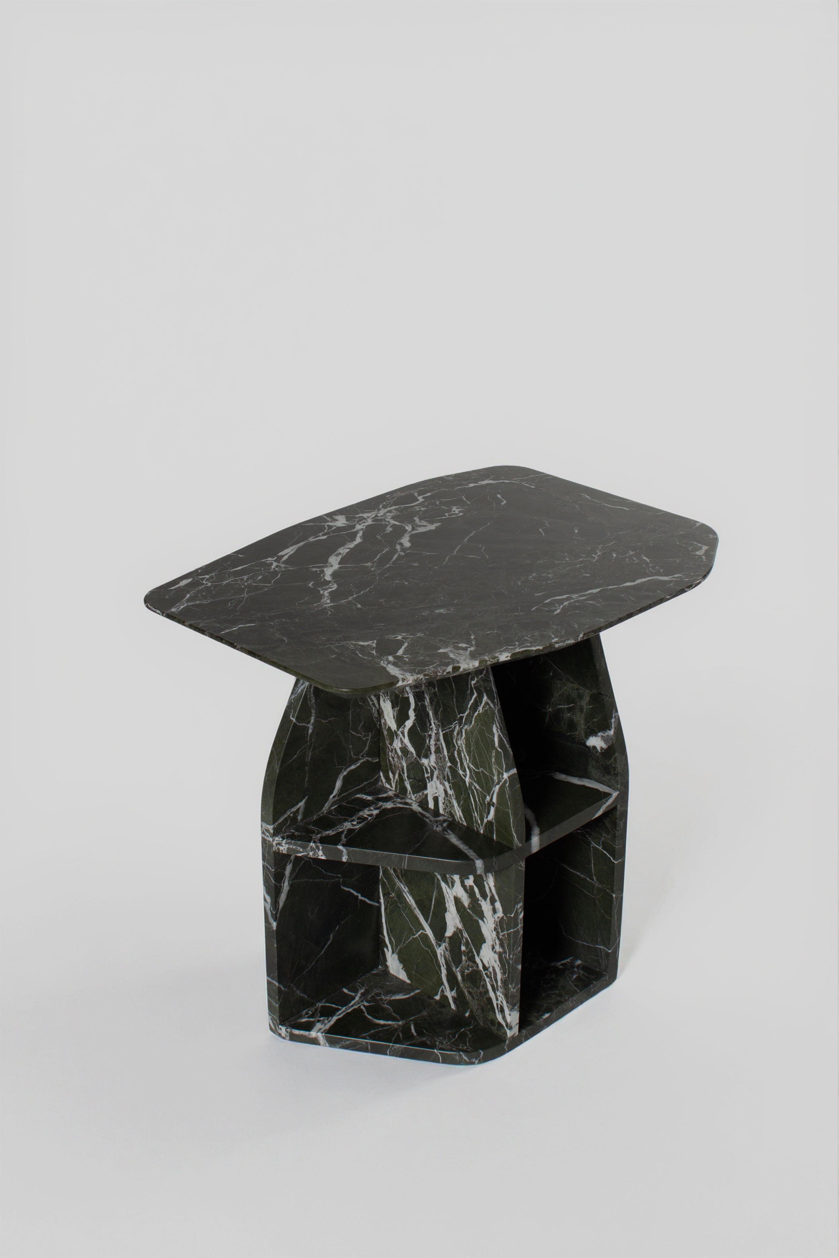 MATERA Side table in marble Verde Lepanto — lifestyle setting