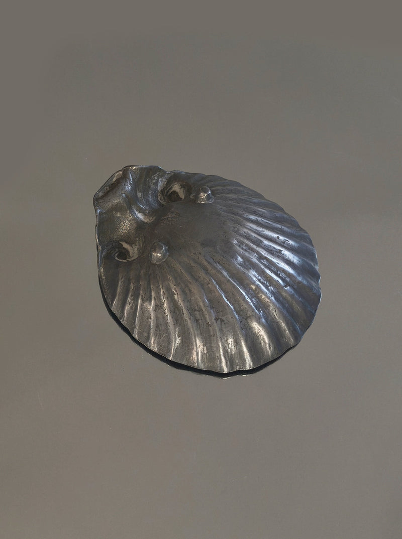 Shell-shaped pewter vide-poche with radial ridges detail view