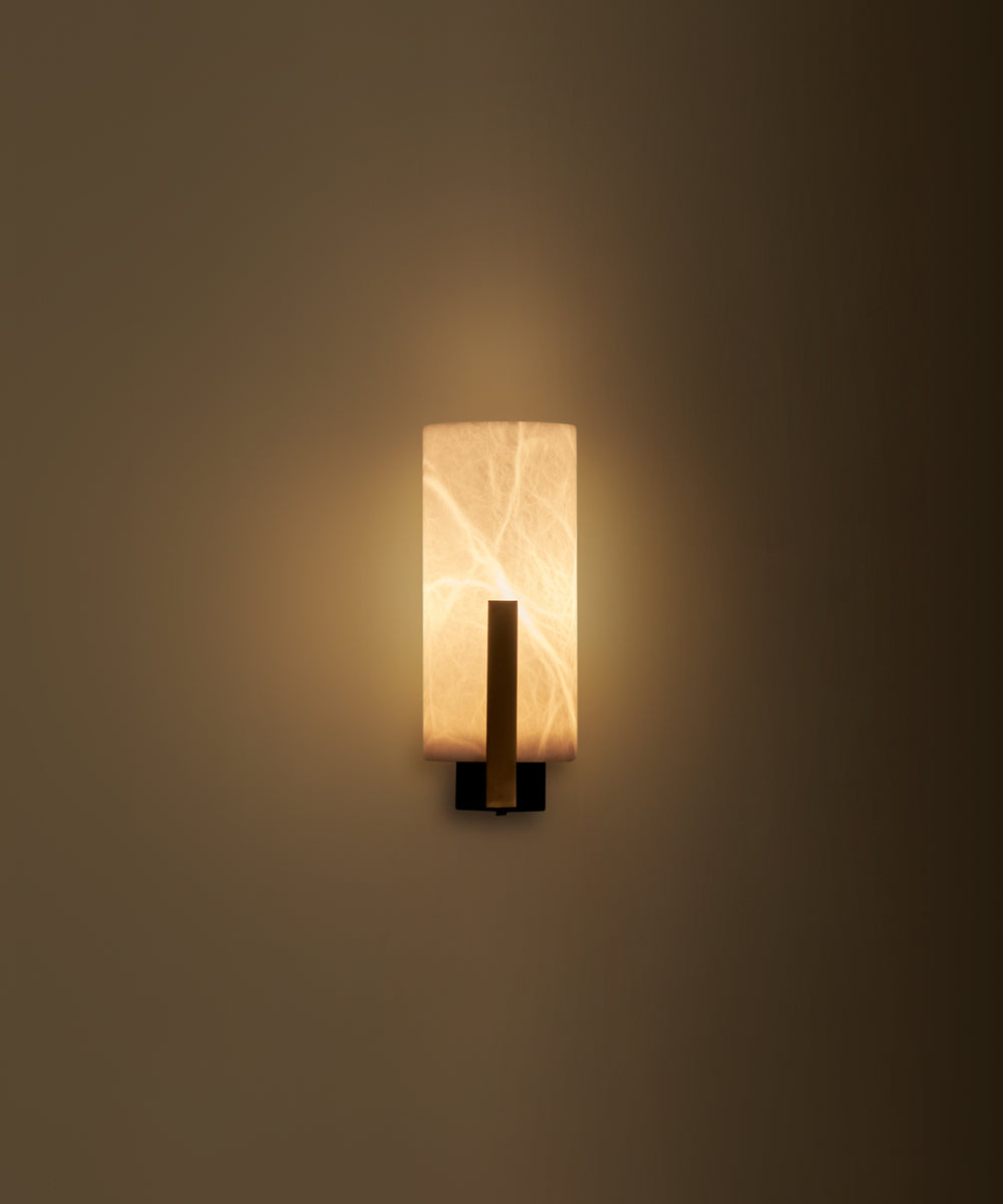 ZENO Wall Sconce in alabaster and brass — detail view