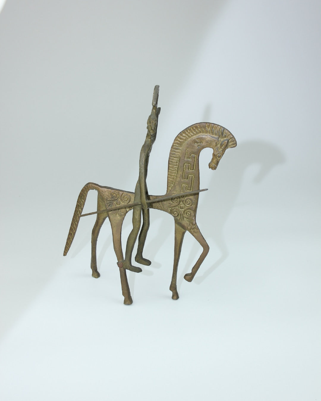Escultura Ecuestre Latón — side angle showing brass sculpture details