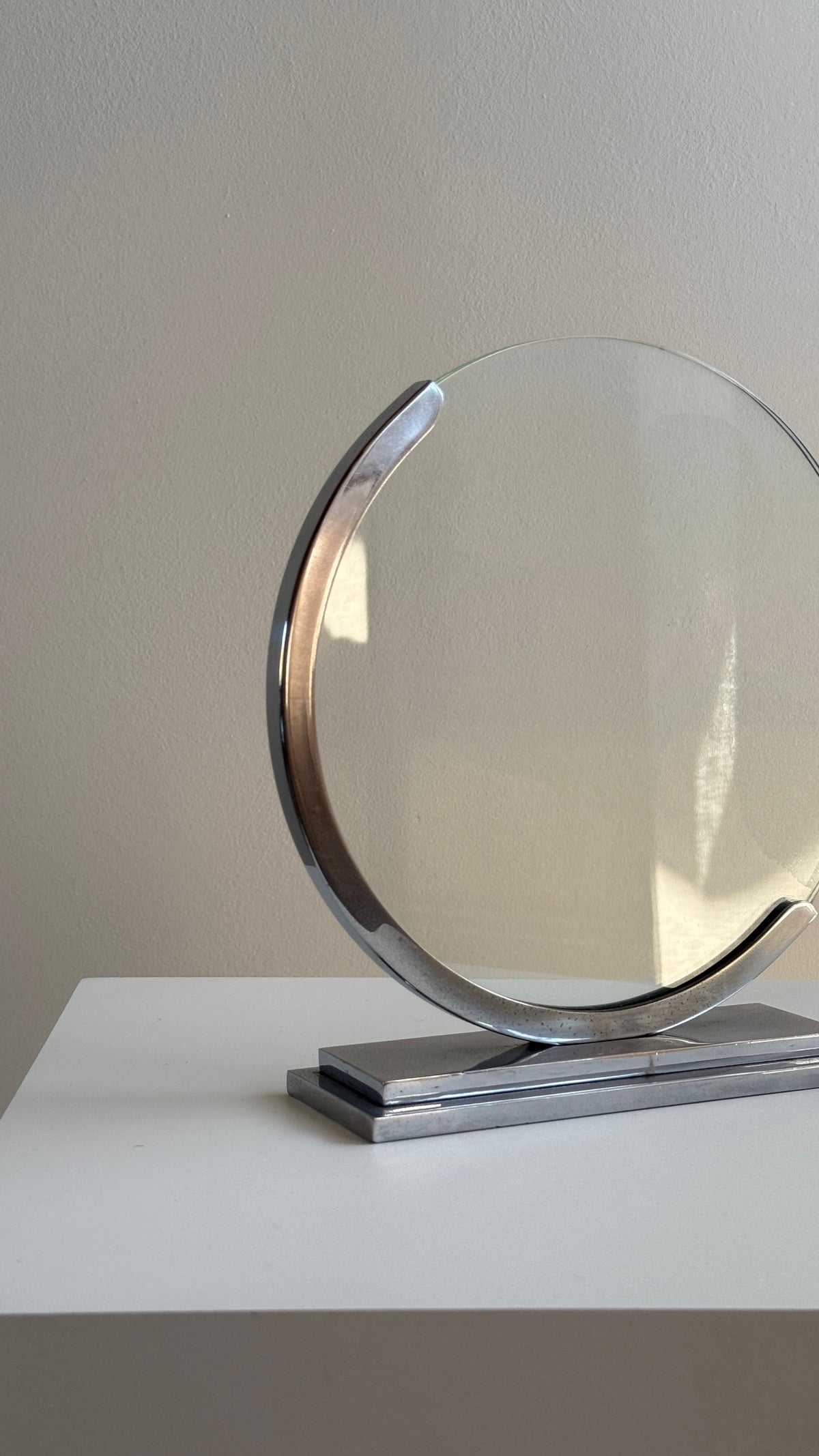 British Art Deco Circular Polished Chrome Photo Frame c.1930 — side angle
