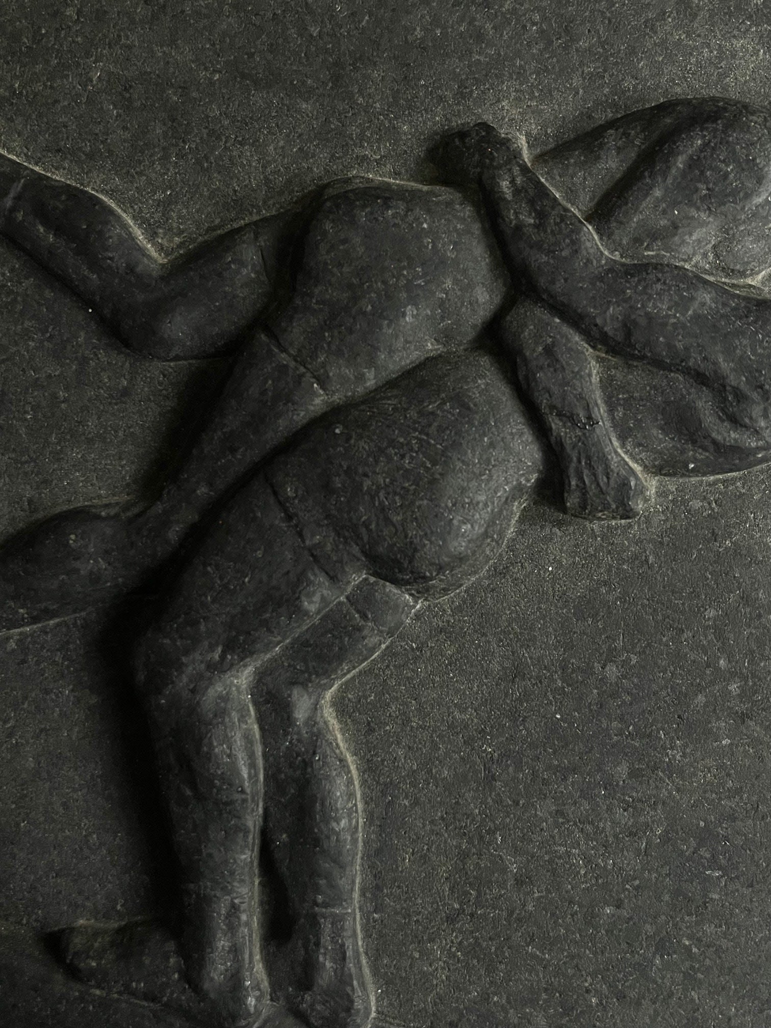 "Lutteurs", Sculpture en relief en pierre
