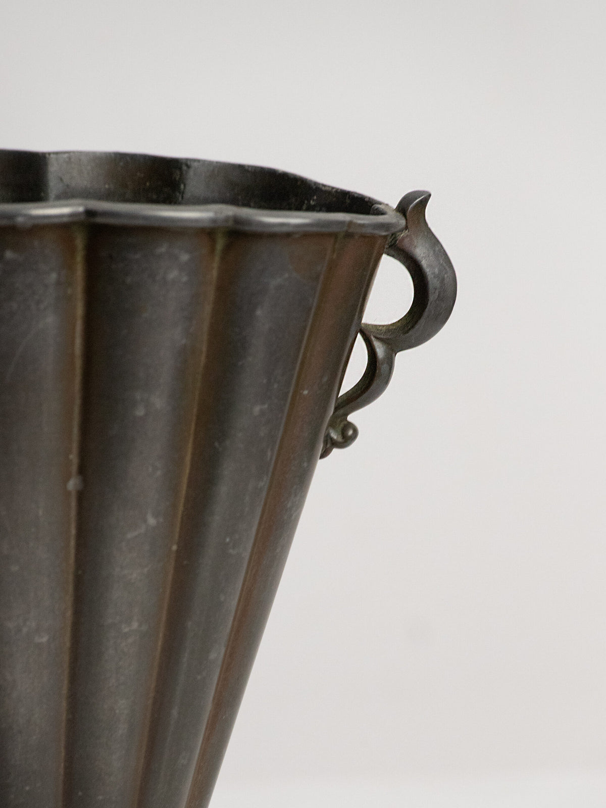Just Andersen Fan Vase in Disko Metal, Model D20, Denmark 1920s — detail view