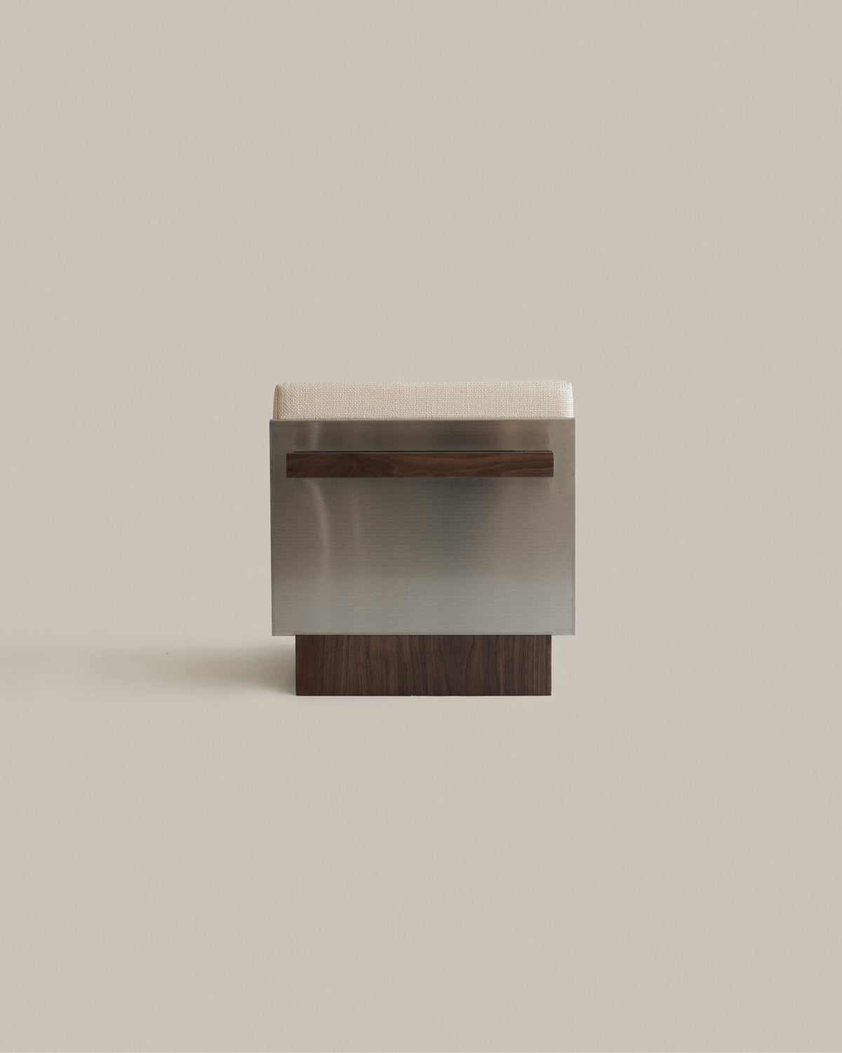 B1 [single stool] — detail view