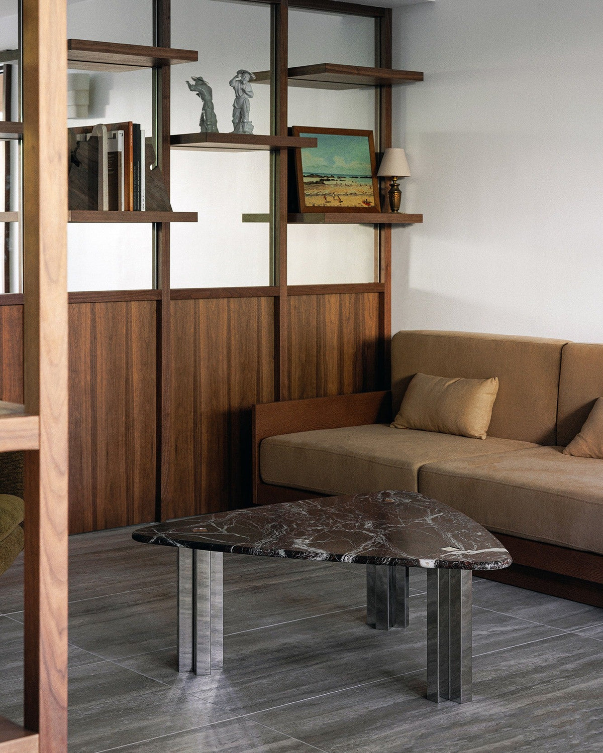 Tripodal table — close-up