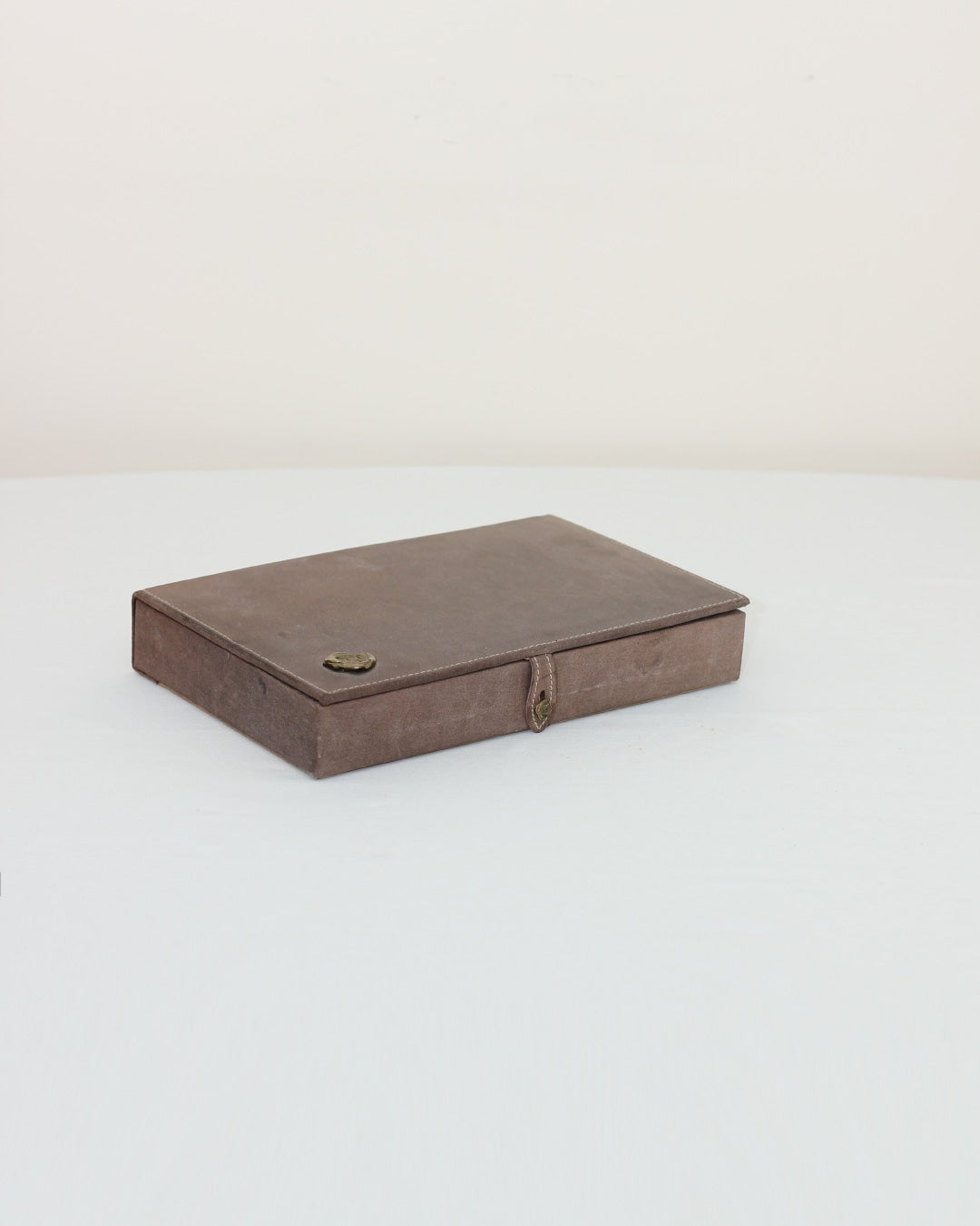 TRES EN RAYA BRUTALISTA — back view of brown leather box