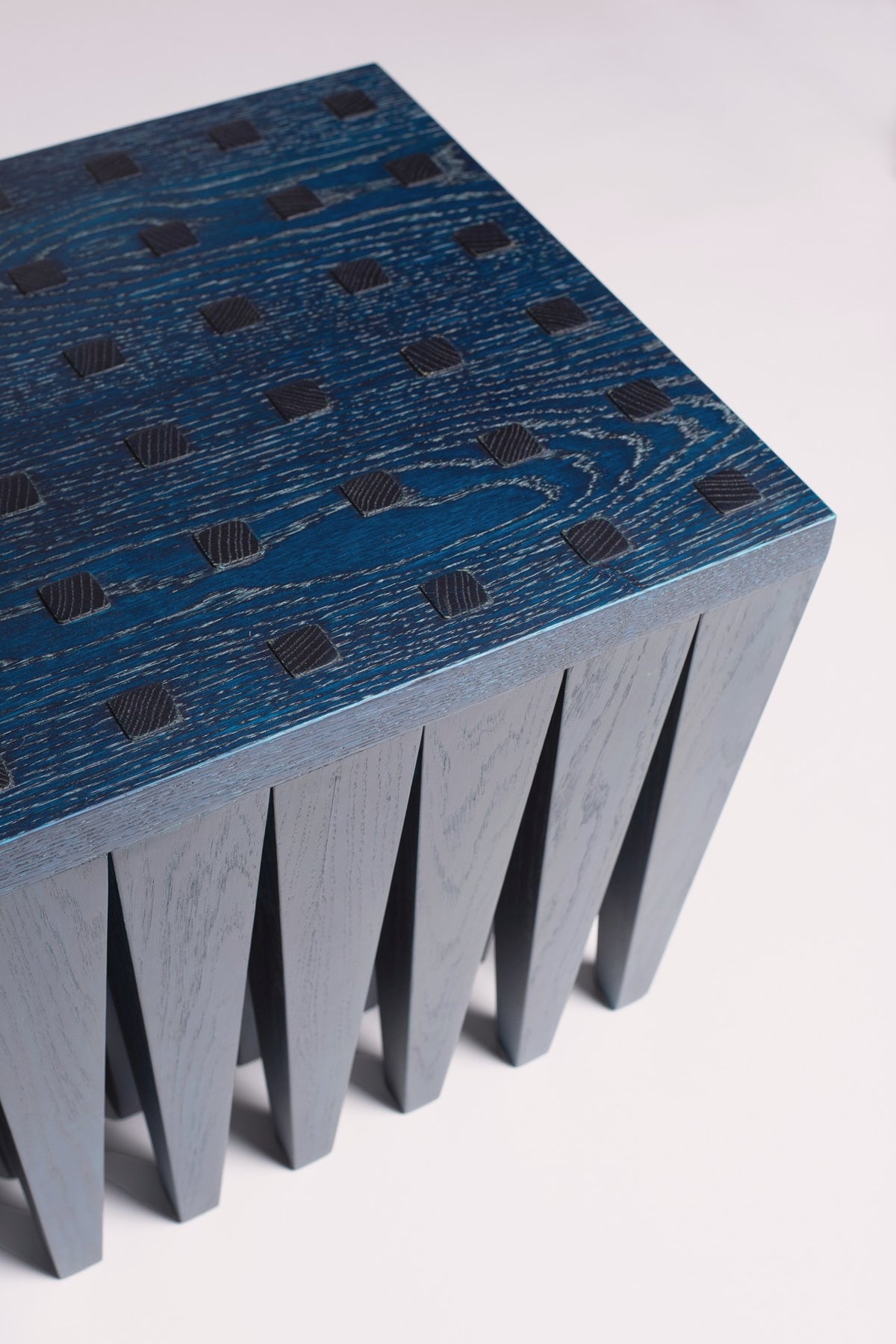 Obsidiana Bench — side angle