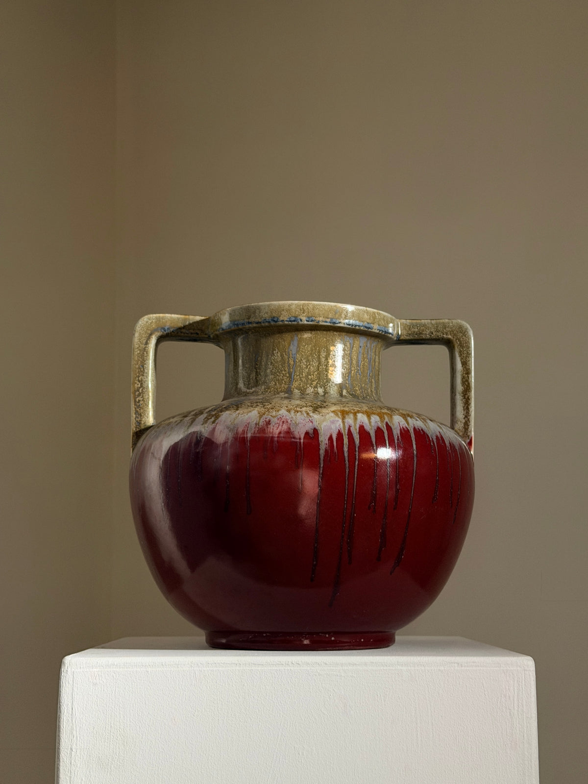 Pair of Art-deco vases by Gustave de Bruyn, France, circa 1920 — close-up