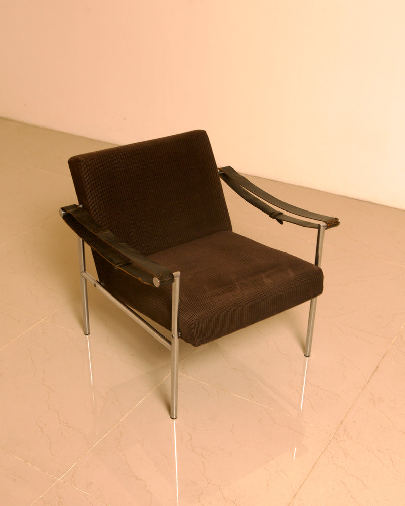 SZ38 Armchair by Martin Visser and Dick van der Net for Spectrum 60's — close-up of dark fabric upholstery on metal frame