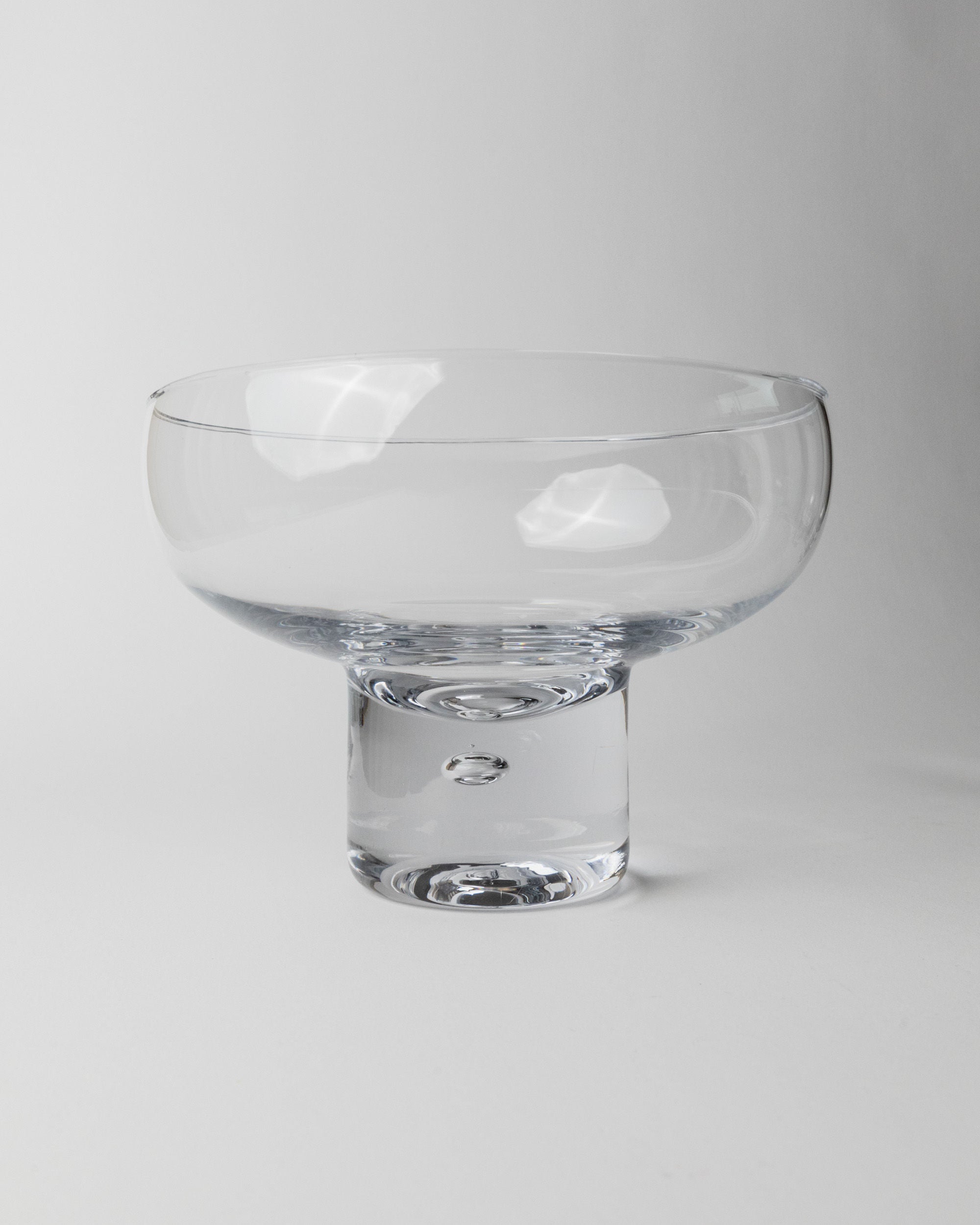 Set of 6 Glasses and 1 Bowl by Vicke Lindstrand, Italy 1960s — close-up of clear glass bowl on white background