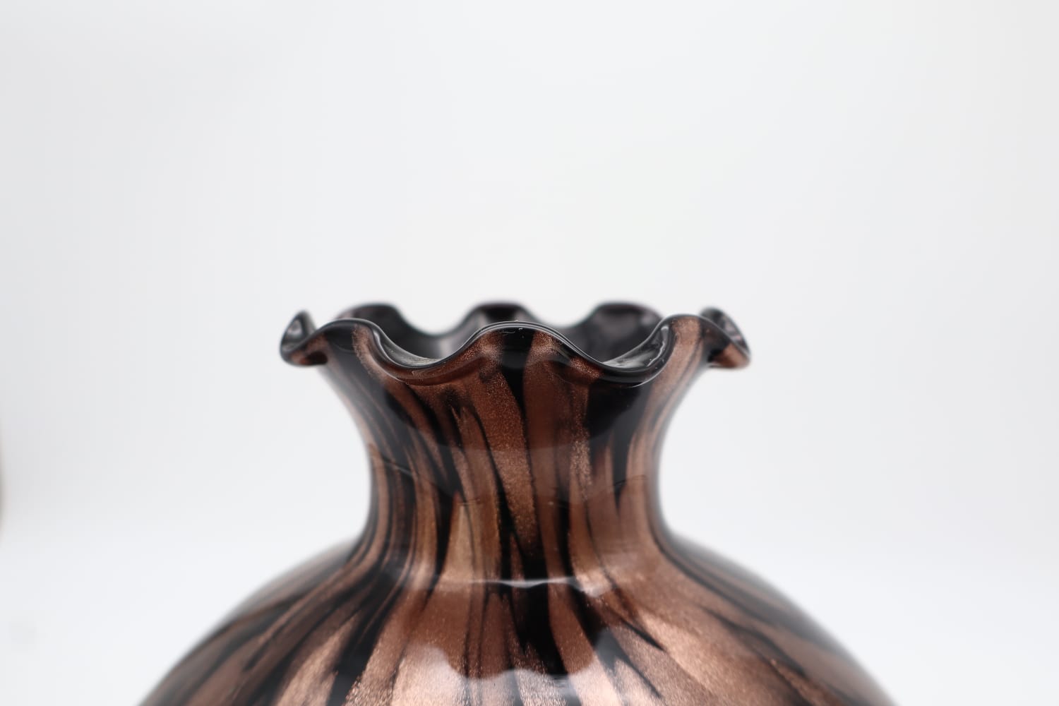 Mid-Century Murano Aventurine Art Glass Vase – Tortoiseshell & Ruffled Rim (c. 1960-1970) — side angle