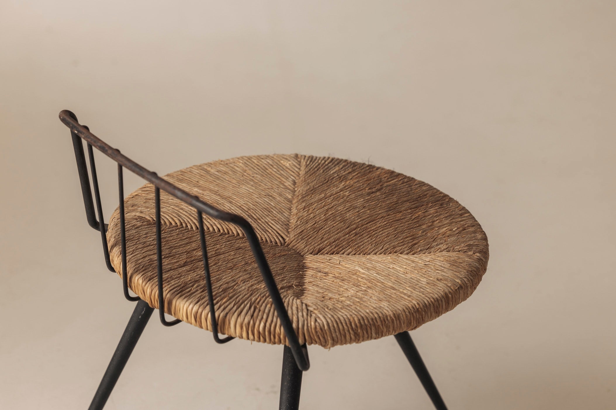 Rare French tripod stool in metal and rush, dating from the 1950s — close-up