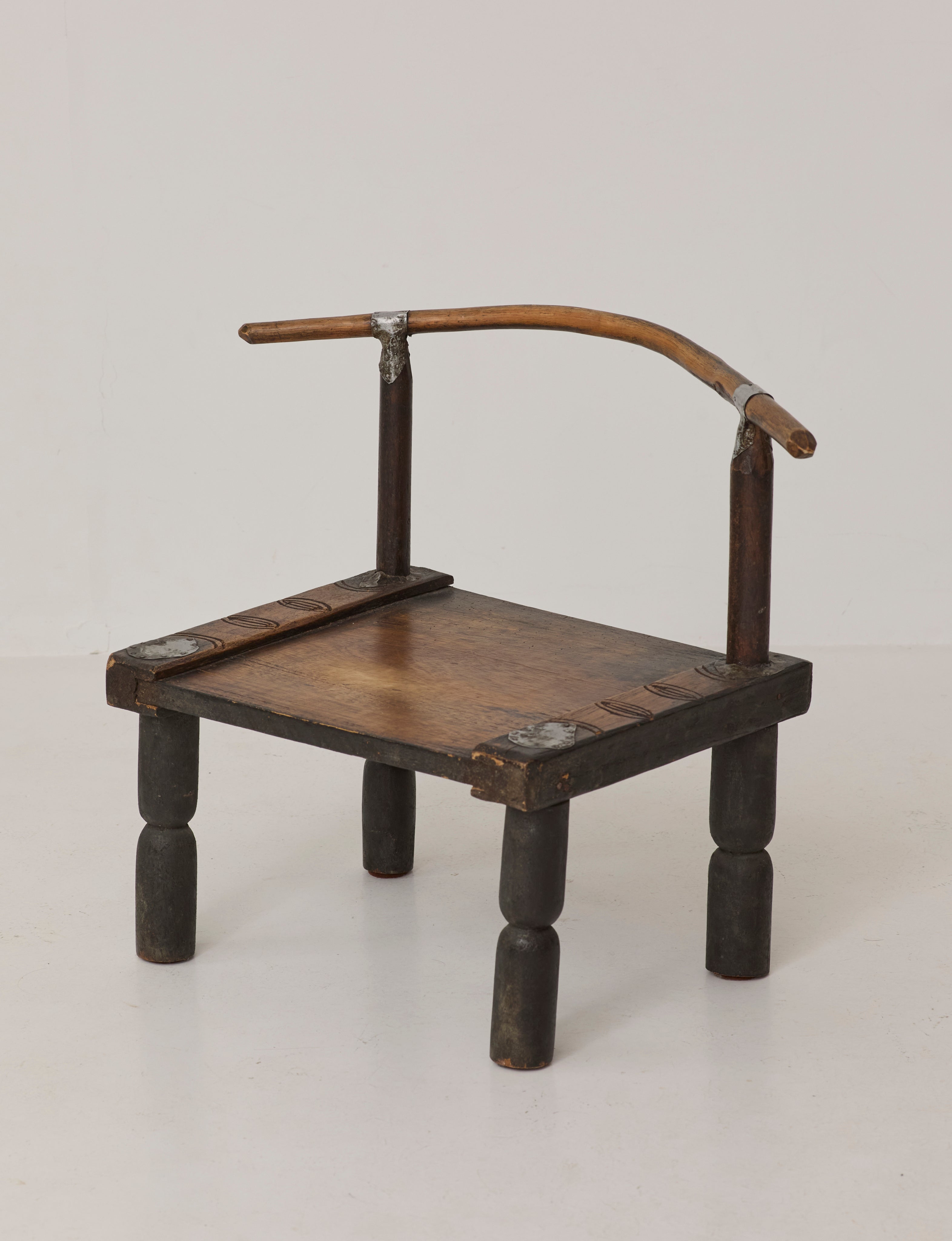 Small artisanal vintage West African chair "Baoulé" in solid wood C. 1960 — detail view