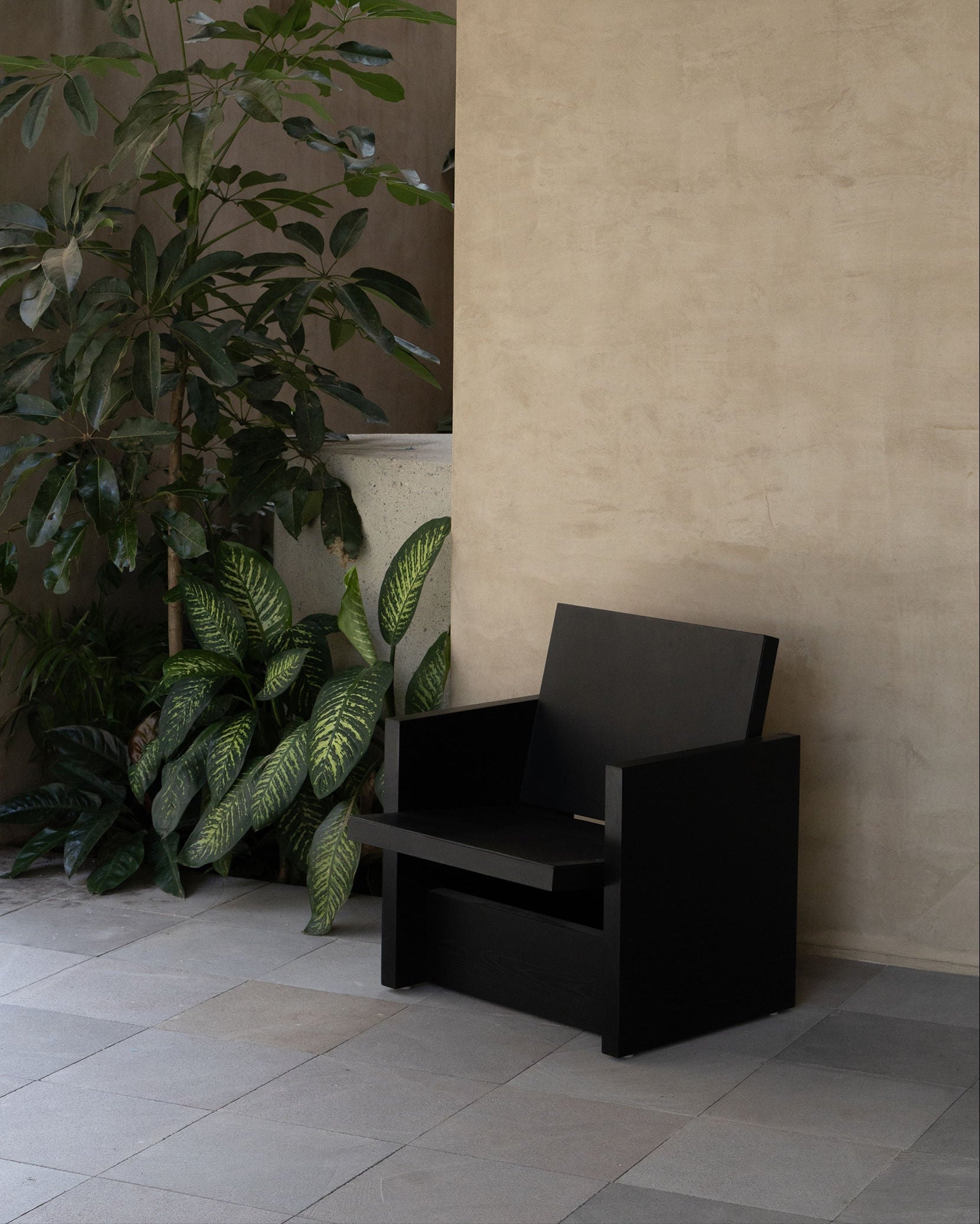 'Clavijero' Lounge Chair in Black Oak — detail view