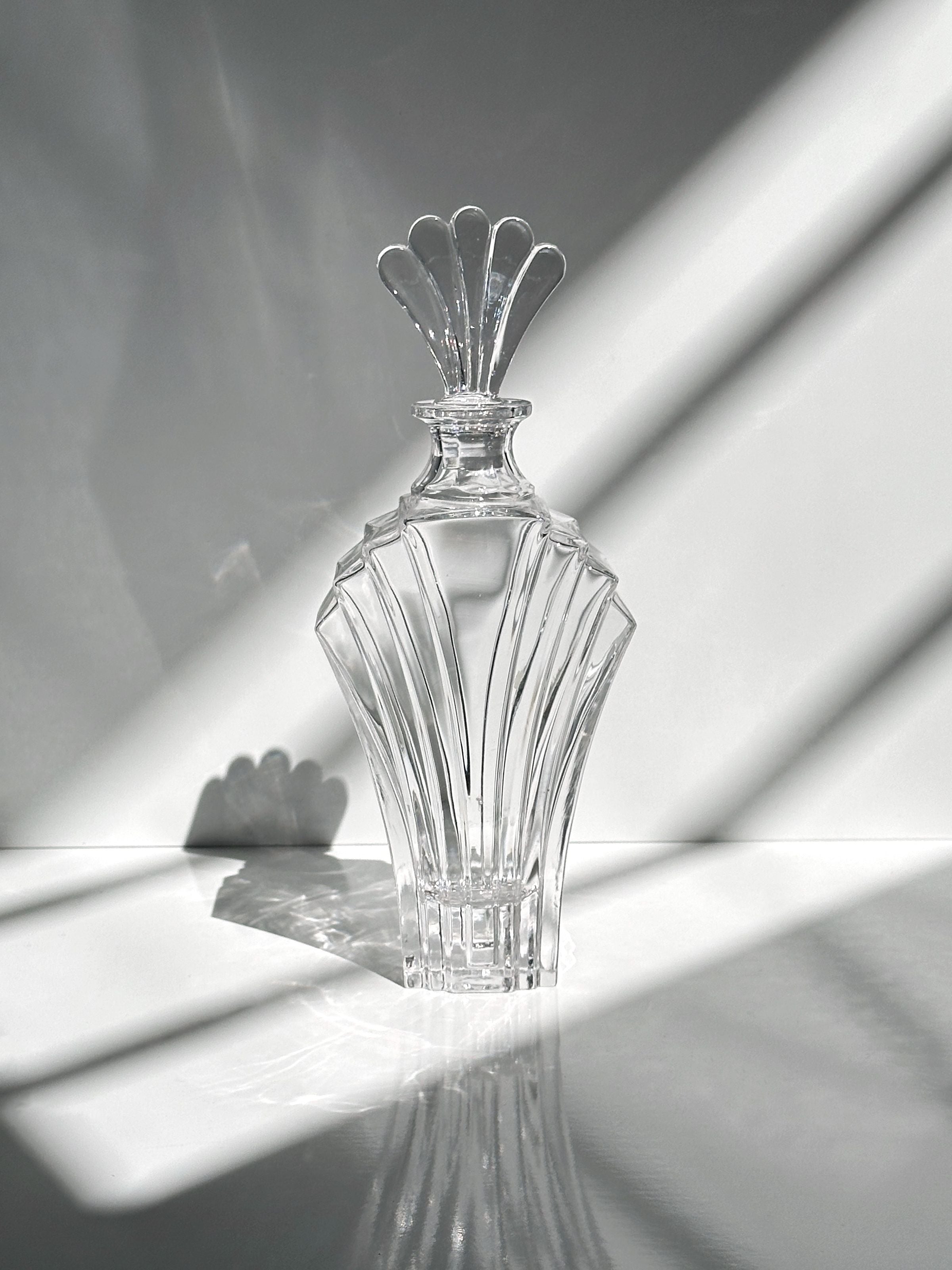 Art Deco crystal glass decanter with fan-shaped stopper and cut ridges