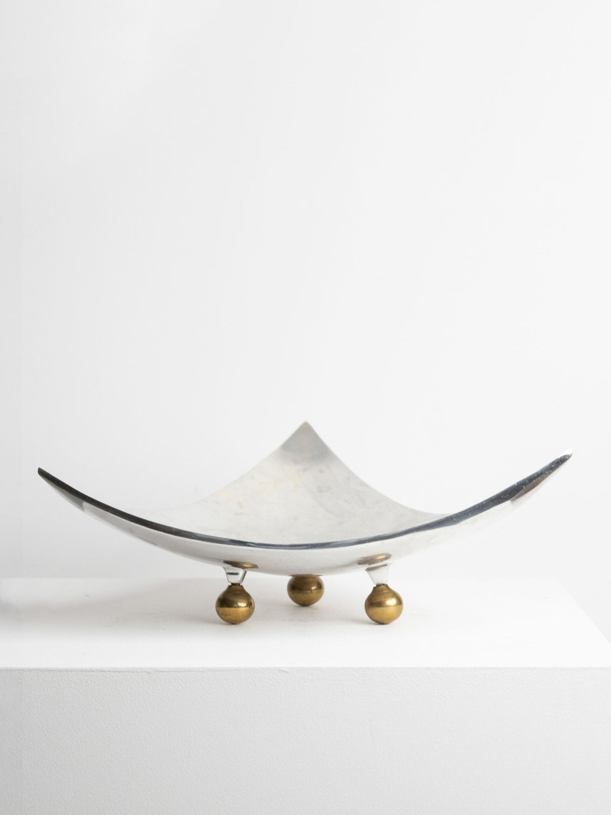 Large Four-Point Centrepiece Bowl in Aluminium on Three Brass Ball Feet, circa 1970s to 1980s — close-up