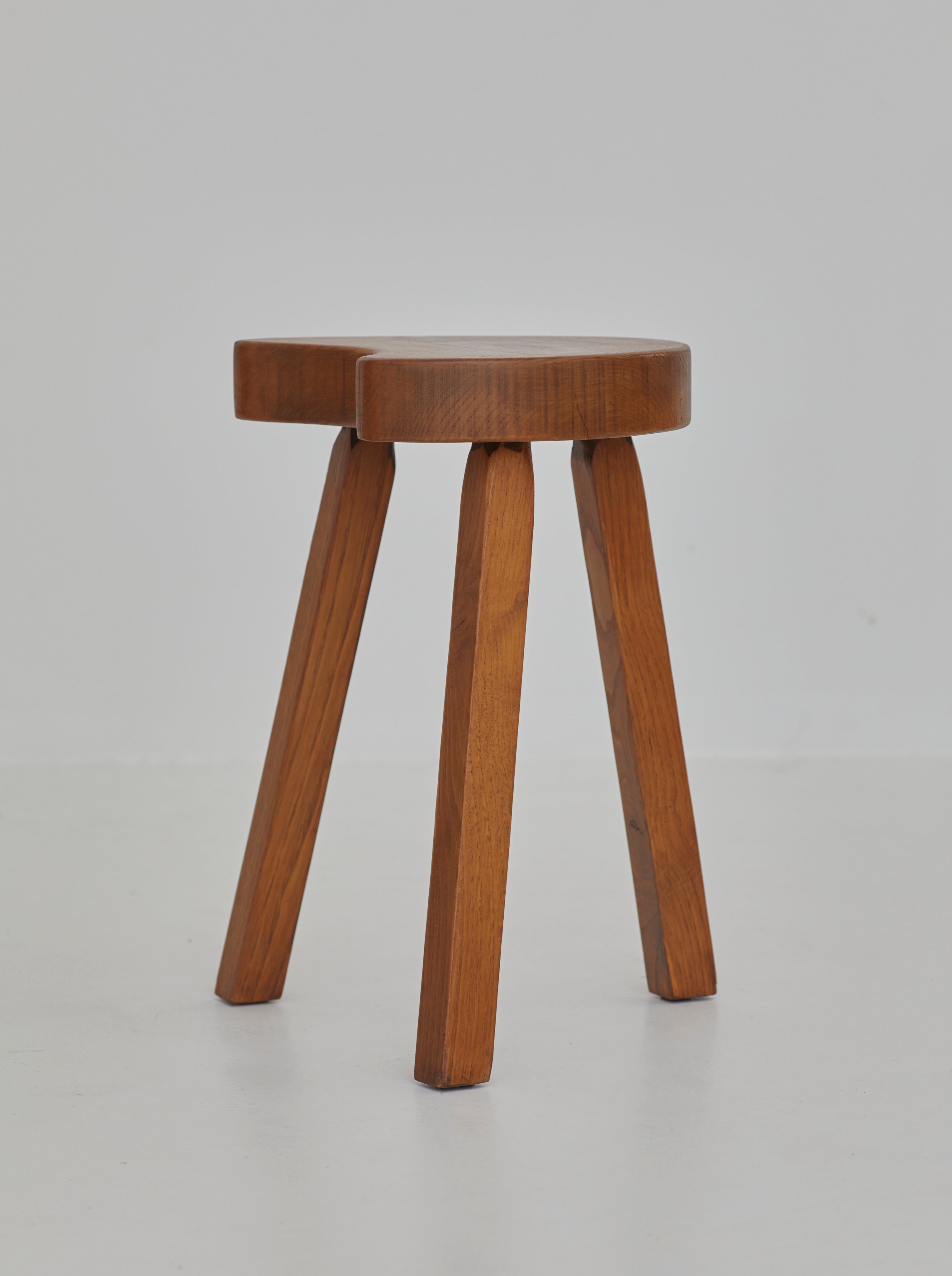 Vintage French handcrafted tripod stool in brutalist style, solid beech wood C. 1960 — top view highlighting smooth wooden se