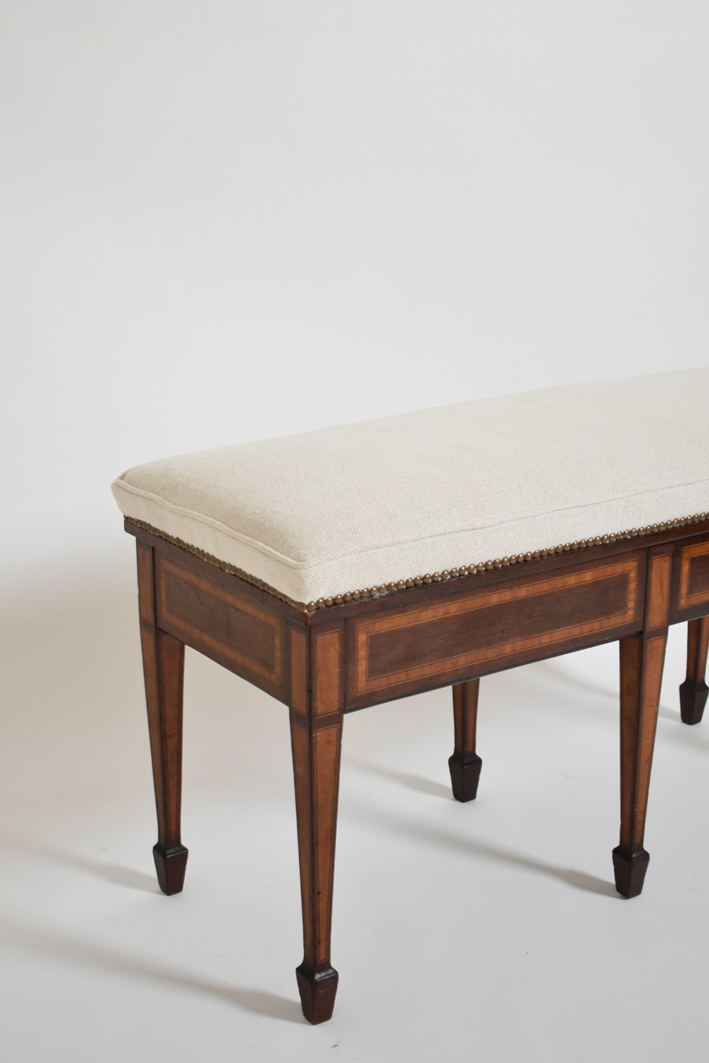 Six legs marquetry bench, XIXth c. — side angle