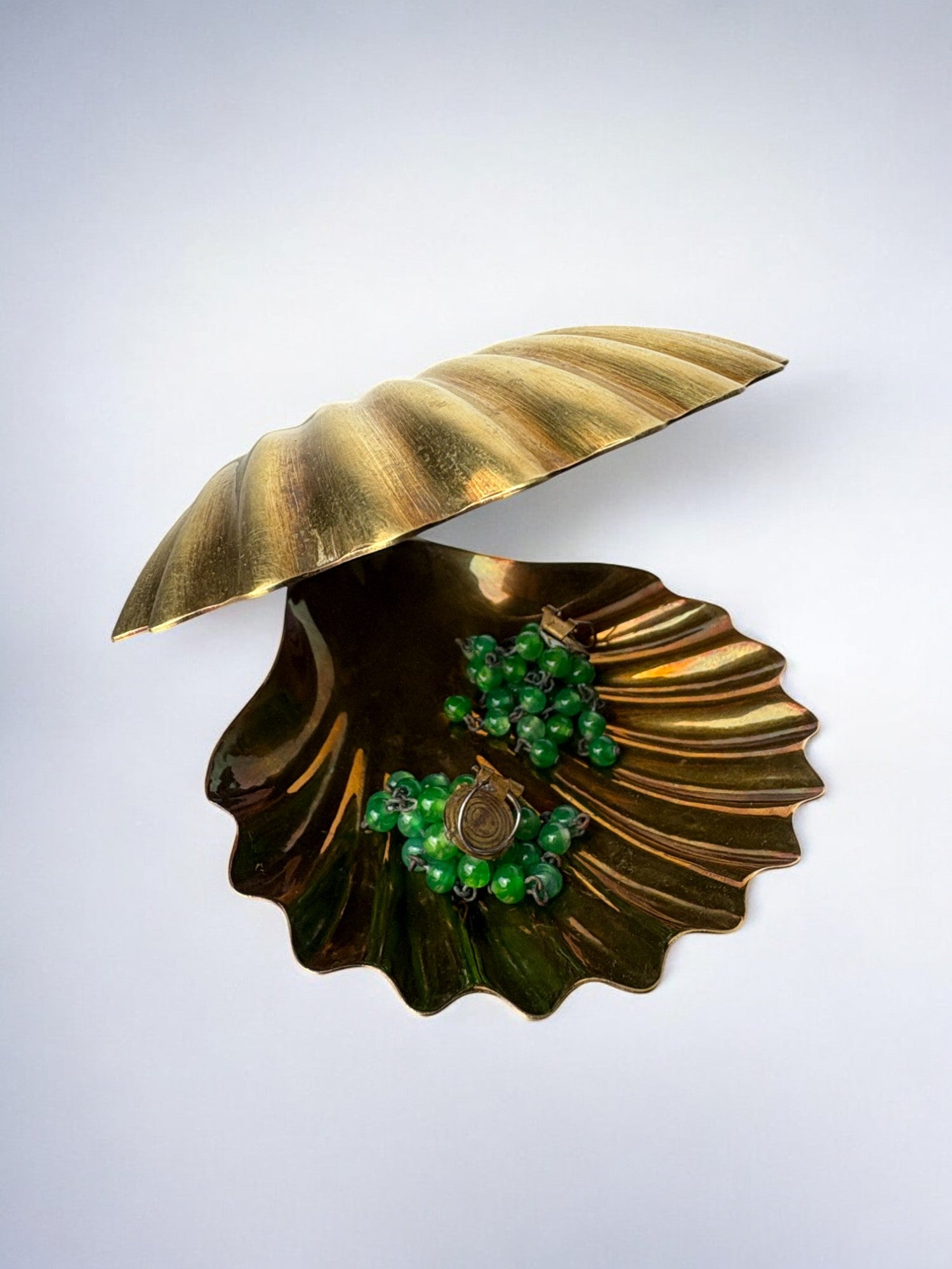 Shell Vide-Poches in brass, Italy, 1970's — open view with green decorative stones inside