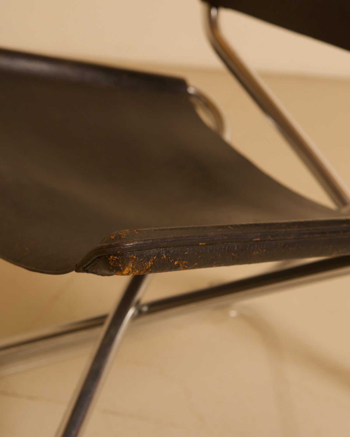 Chaise d'appoint "Z" Scandinave en cuir noir patiné par Erik Magnussen pour Torben Ørskov — additional view