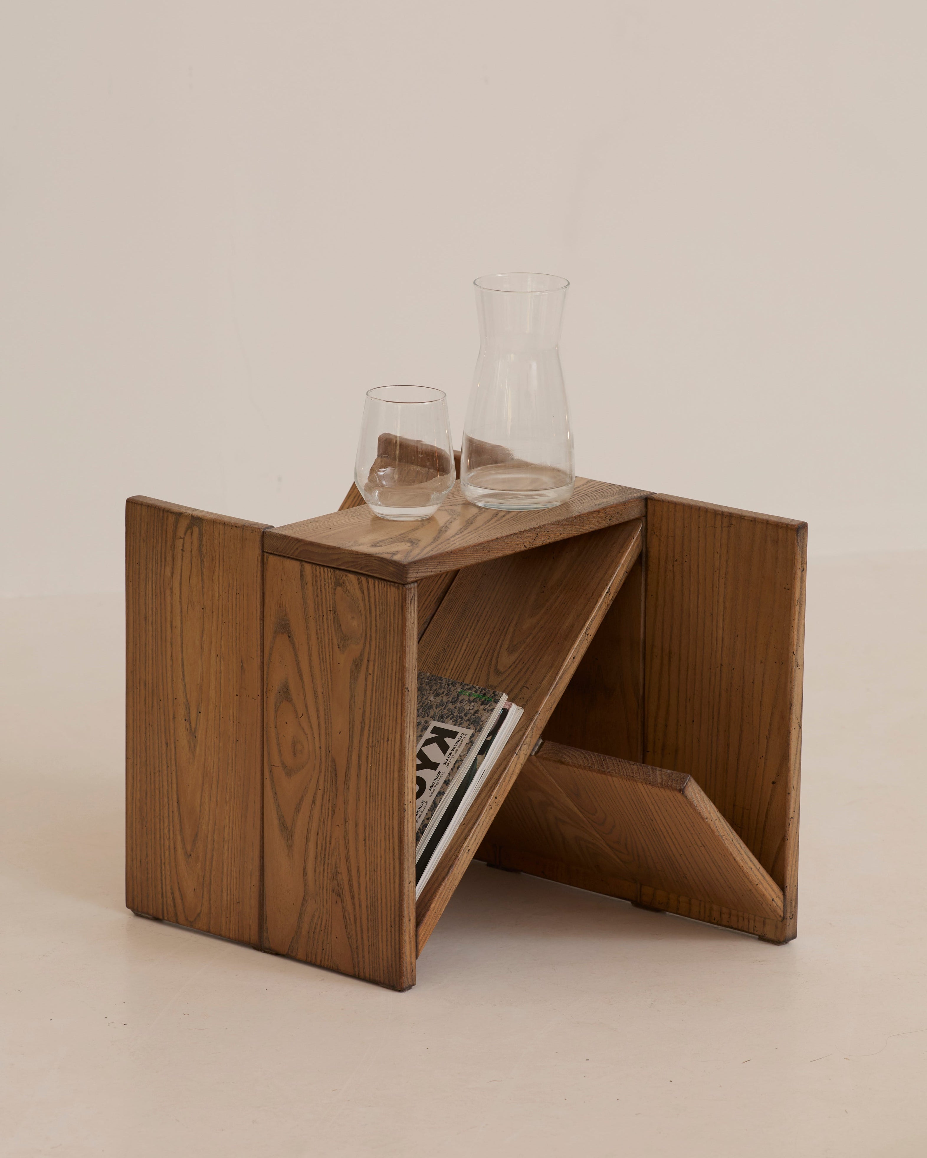 Table d'appoint vintage / Porte-revues en bois d'orme par Alain Ladroit pour Maison Regain vers 1980
