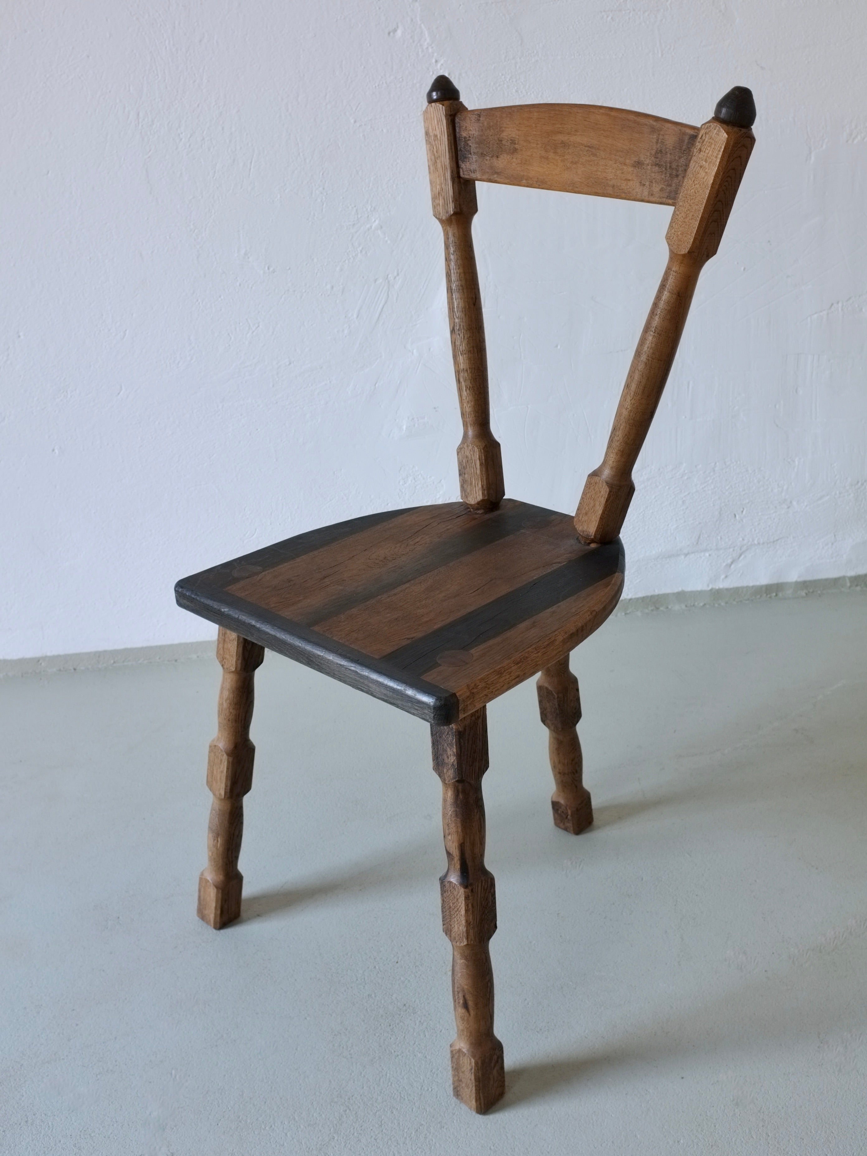 Ensemble de 4 chaises de salle à manger sculpturales tripodes brutalistes, années 1970