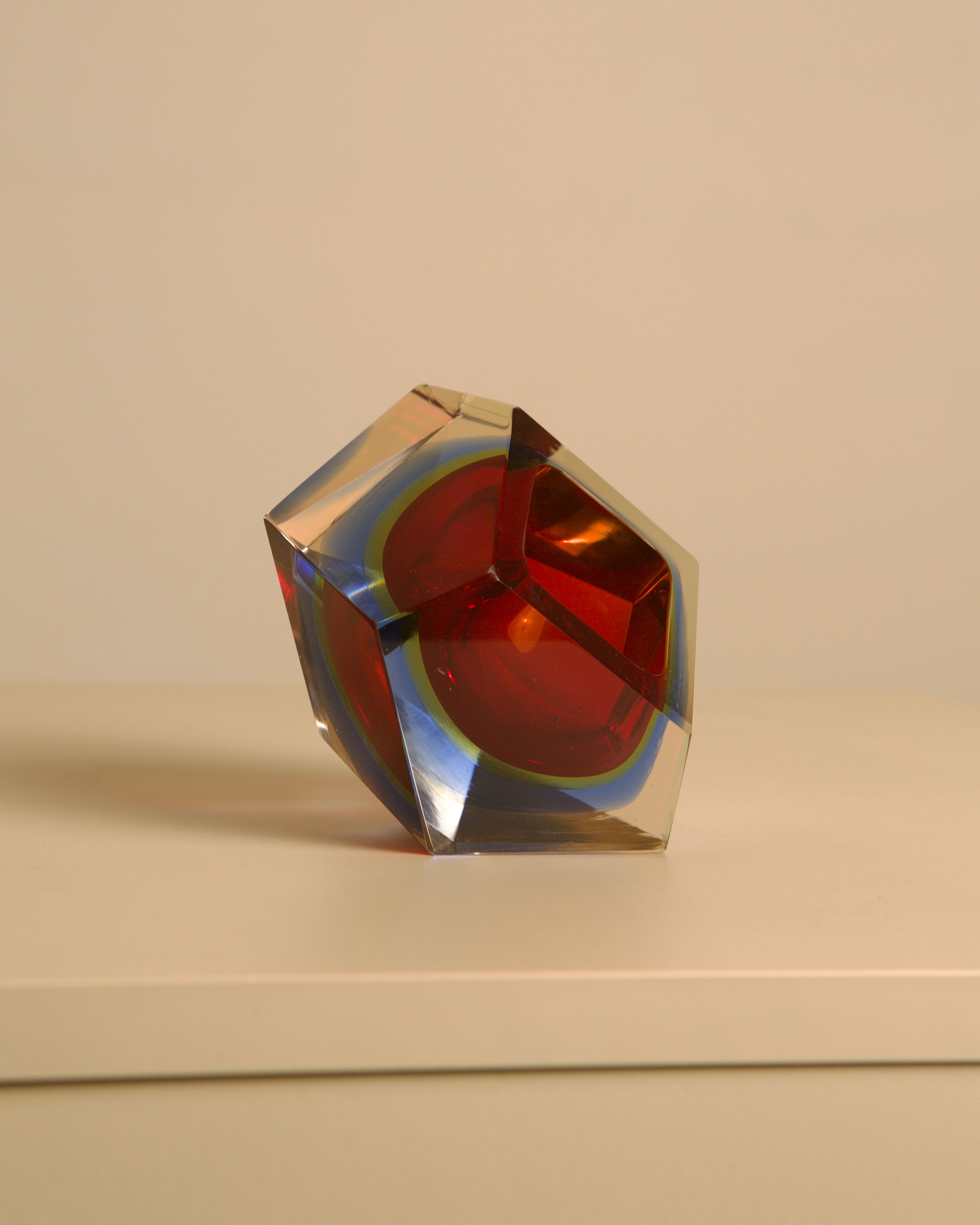 "Diamant" ashtray/vide-poches in red Murano glass by Flavio Poli for Seguso, 80s — close-up