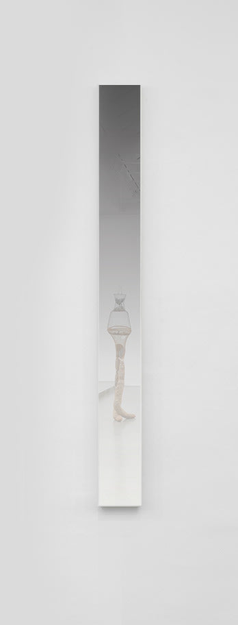 Mirrored Sculpture - Osmose 02 — side view reflecting white pedestal