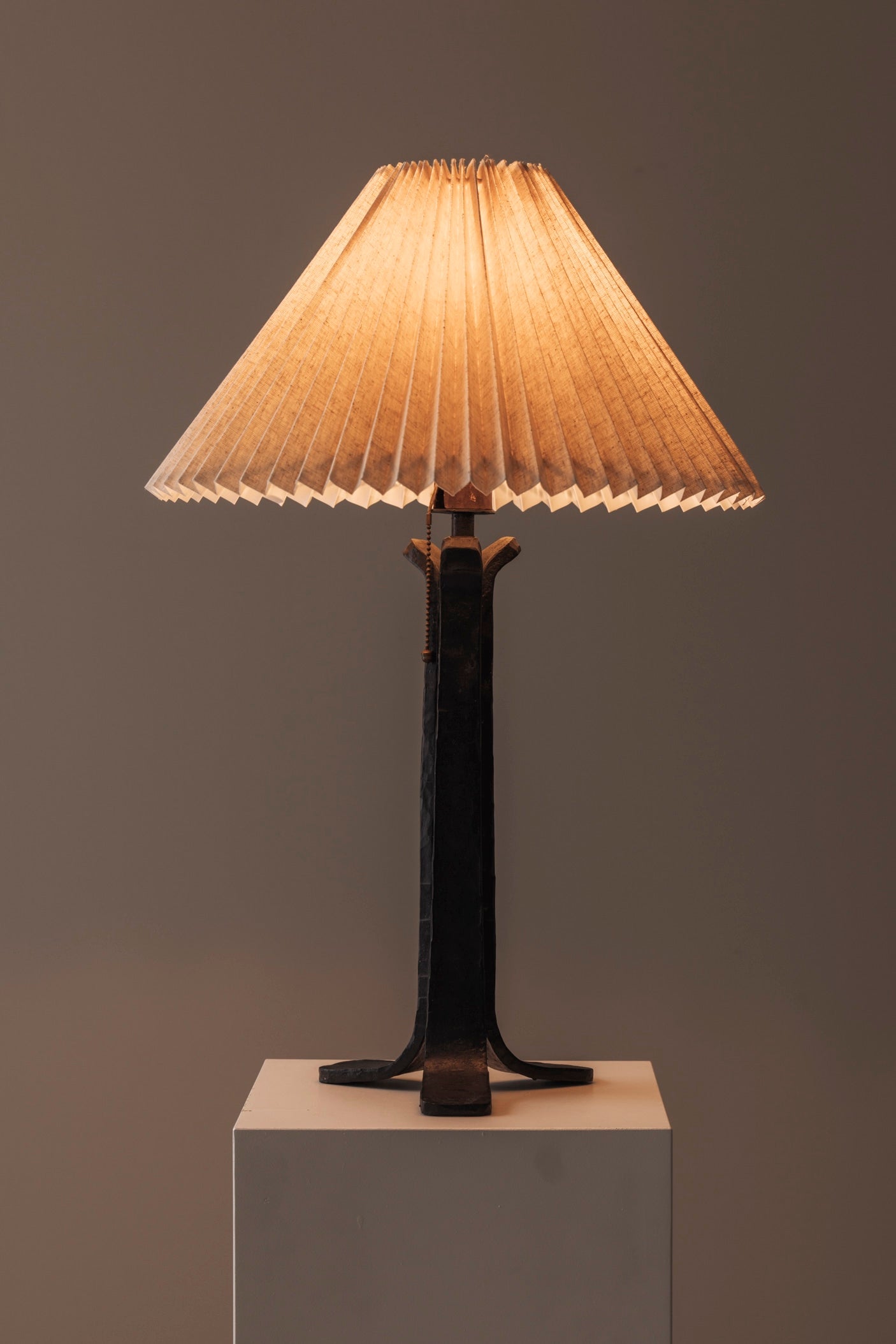 French wrought iron table lamp from the 1940s. — close-up