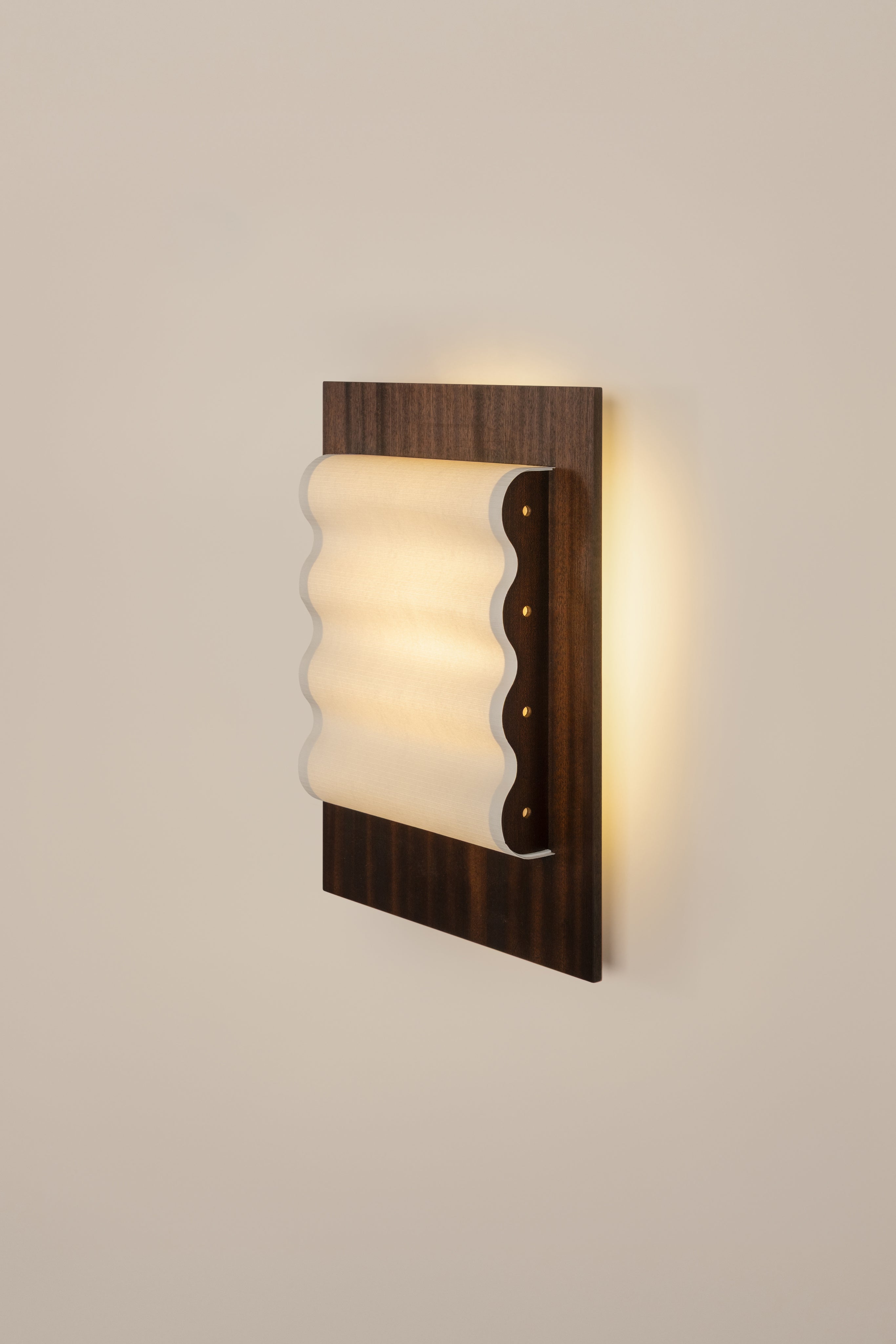 Frame" Wood M — close-up of wooden wall lamp with fabric shade