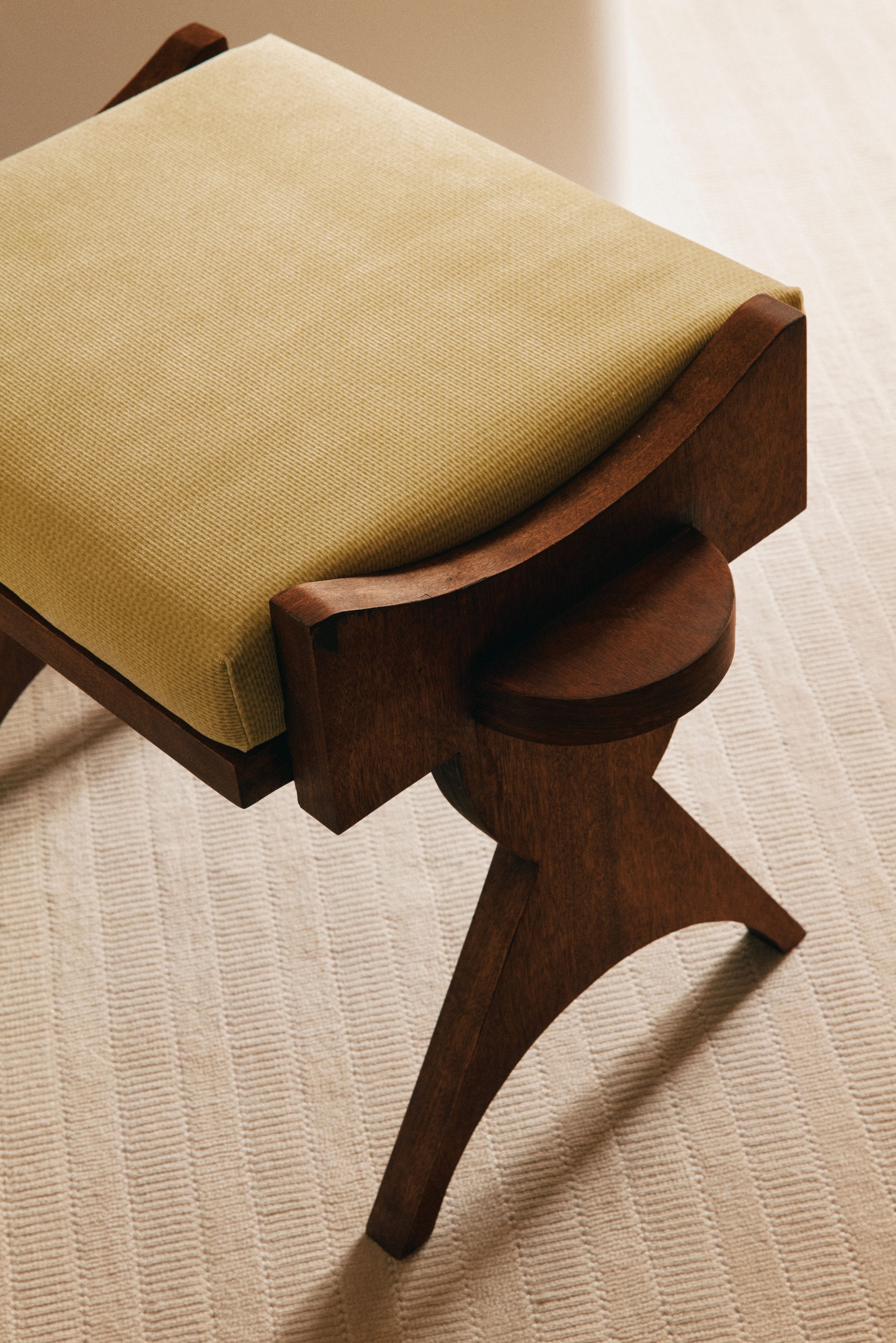 THE STOOL E02 — lifestyle setting