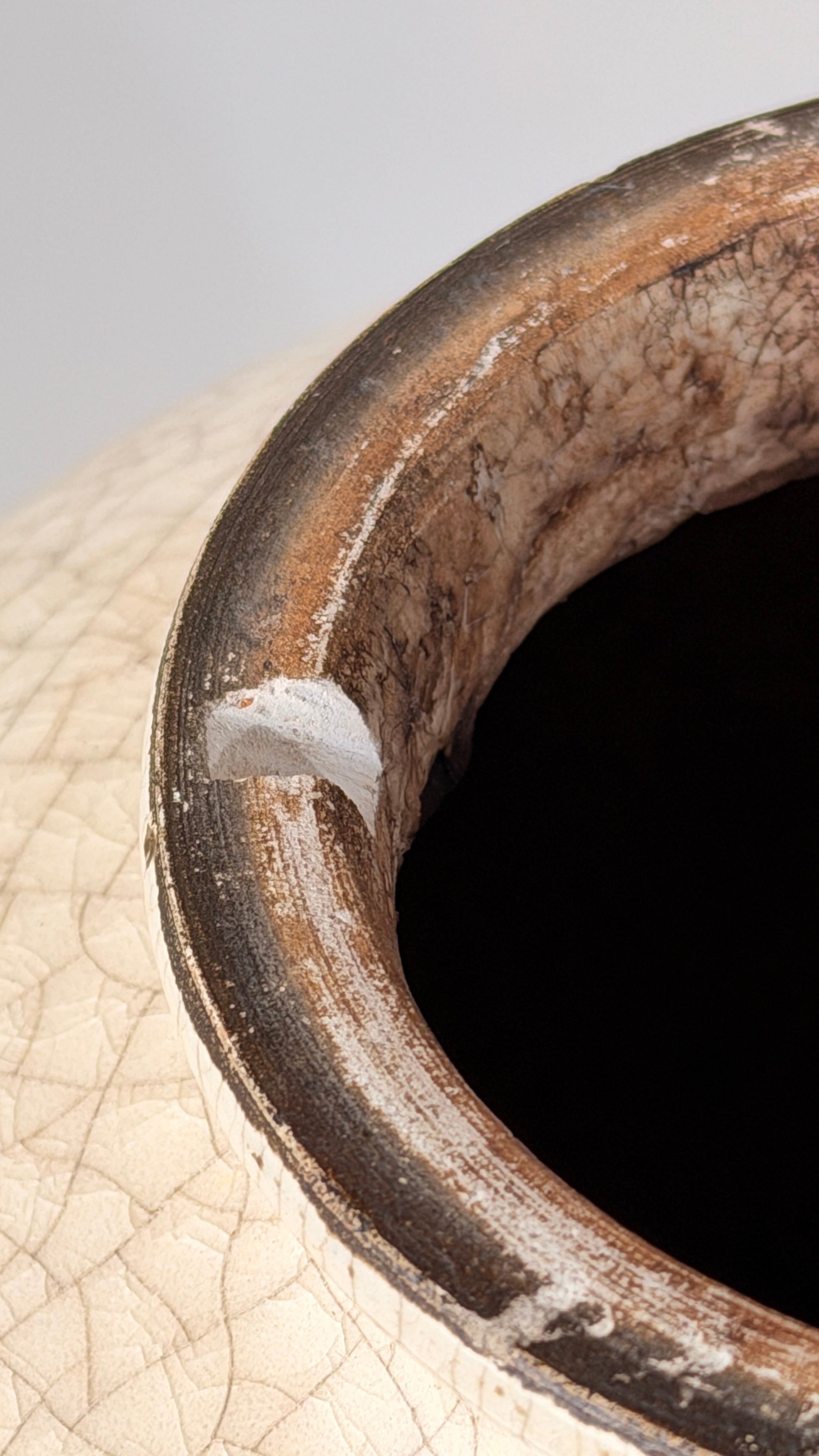 Important crackled white ceramic vase, France, circa 1930, Art Deco period — close-up of rim detail showing texture and crack