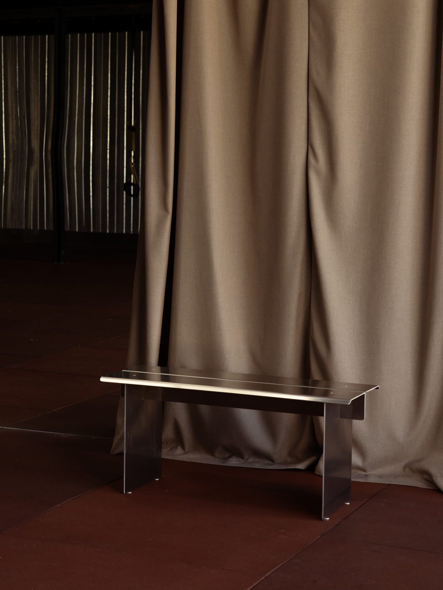 "Pleg Bench" Aluminium — close-up