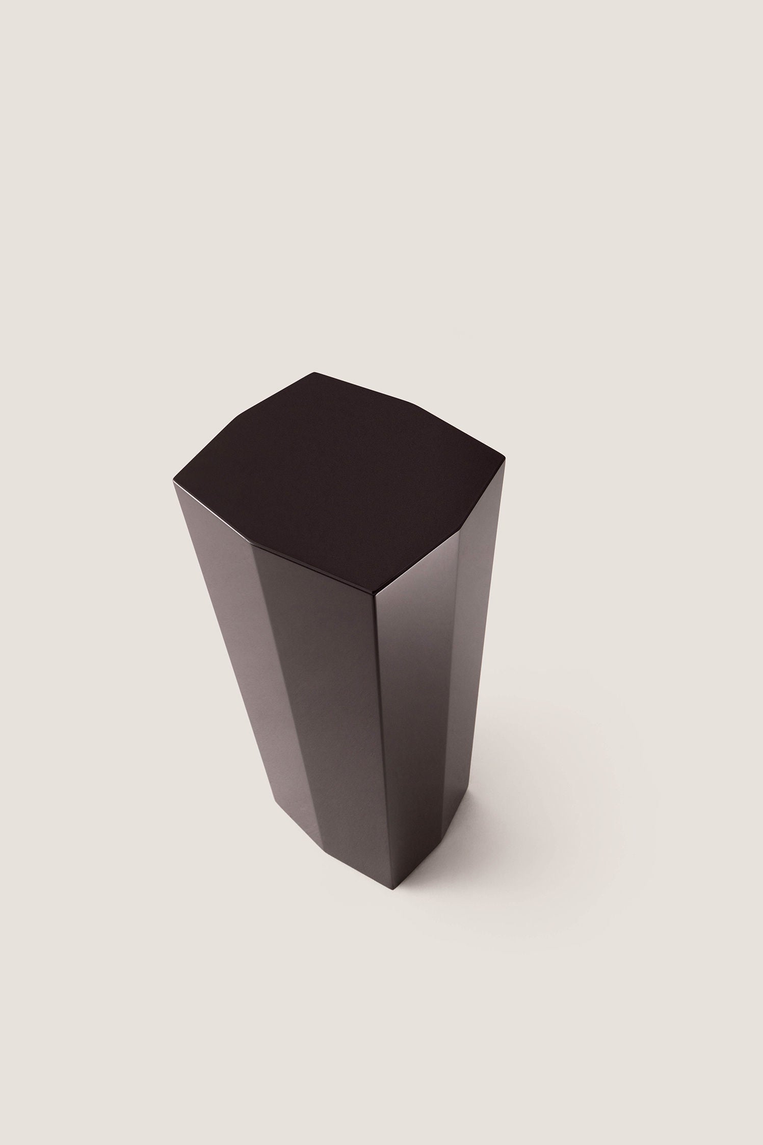 Ame II' Lacquer Pedestal — top view of dark lacquer finish