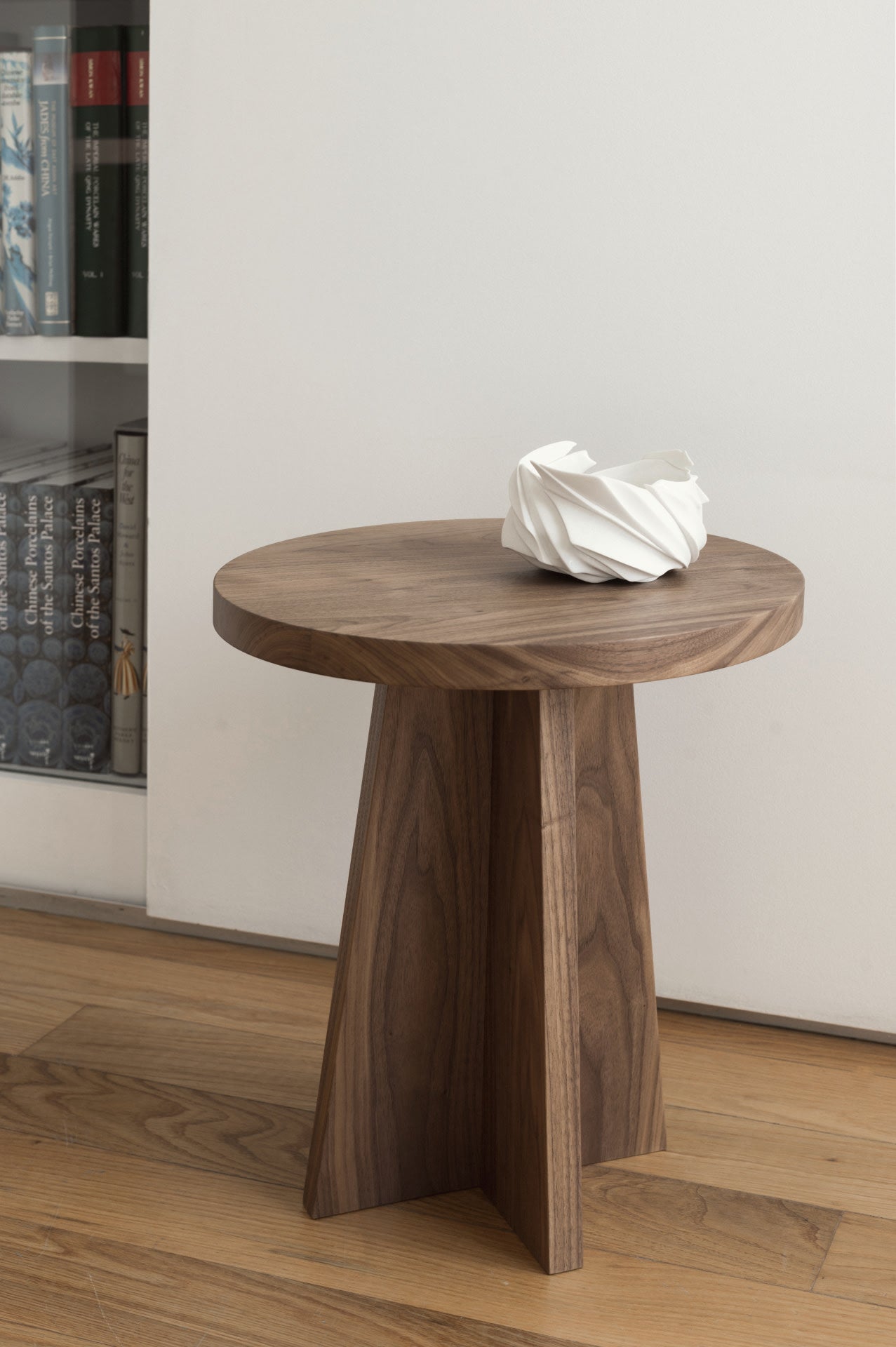 Round Side Table in Oak and Ash - Collection — detail view