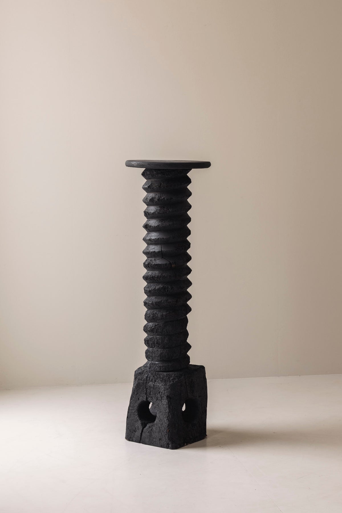 Antique French wine press screw pedestal in burned oak, 19th century. — view 10