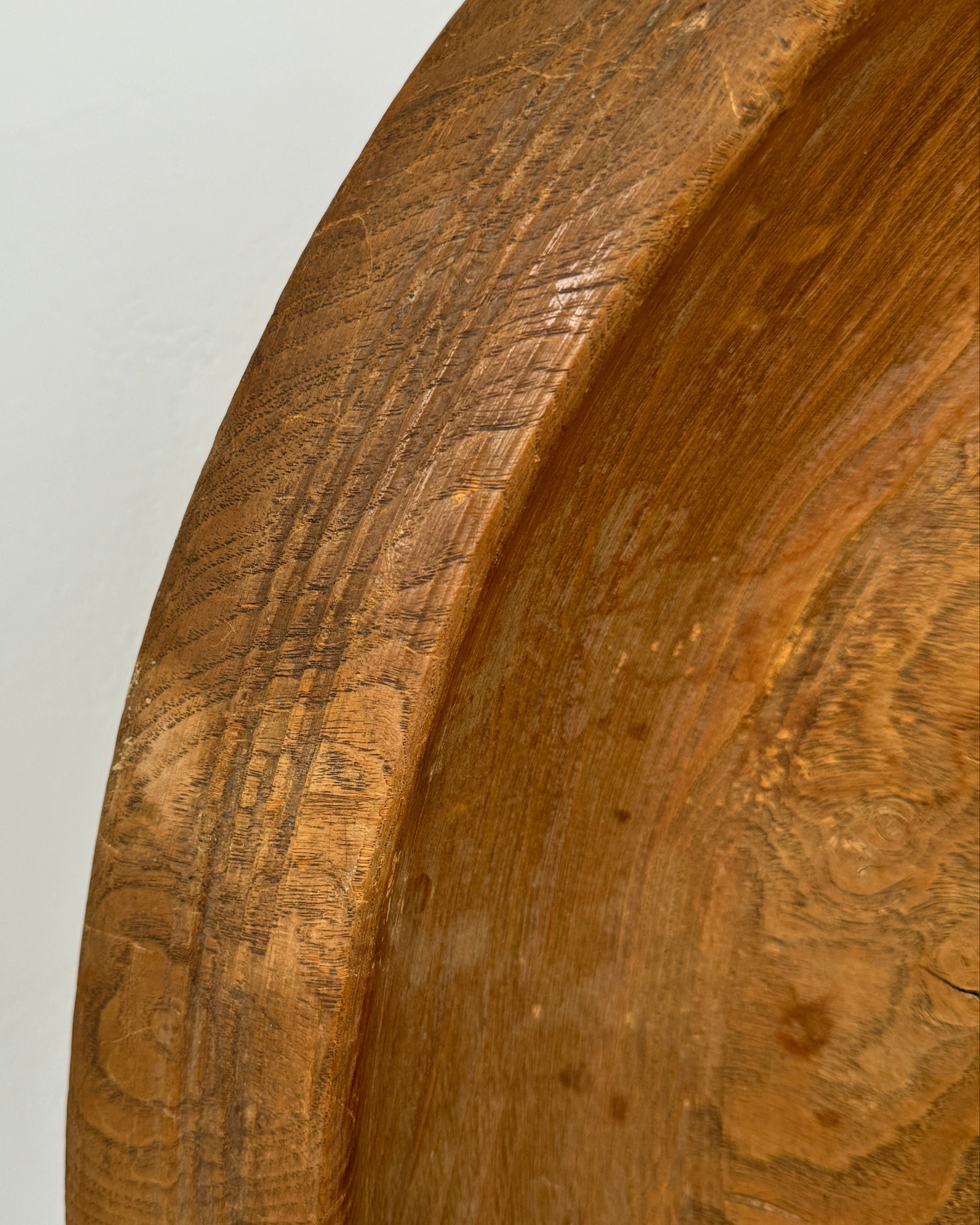 Close-up detail of carved wood grain patterns on XXL bowl rim