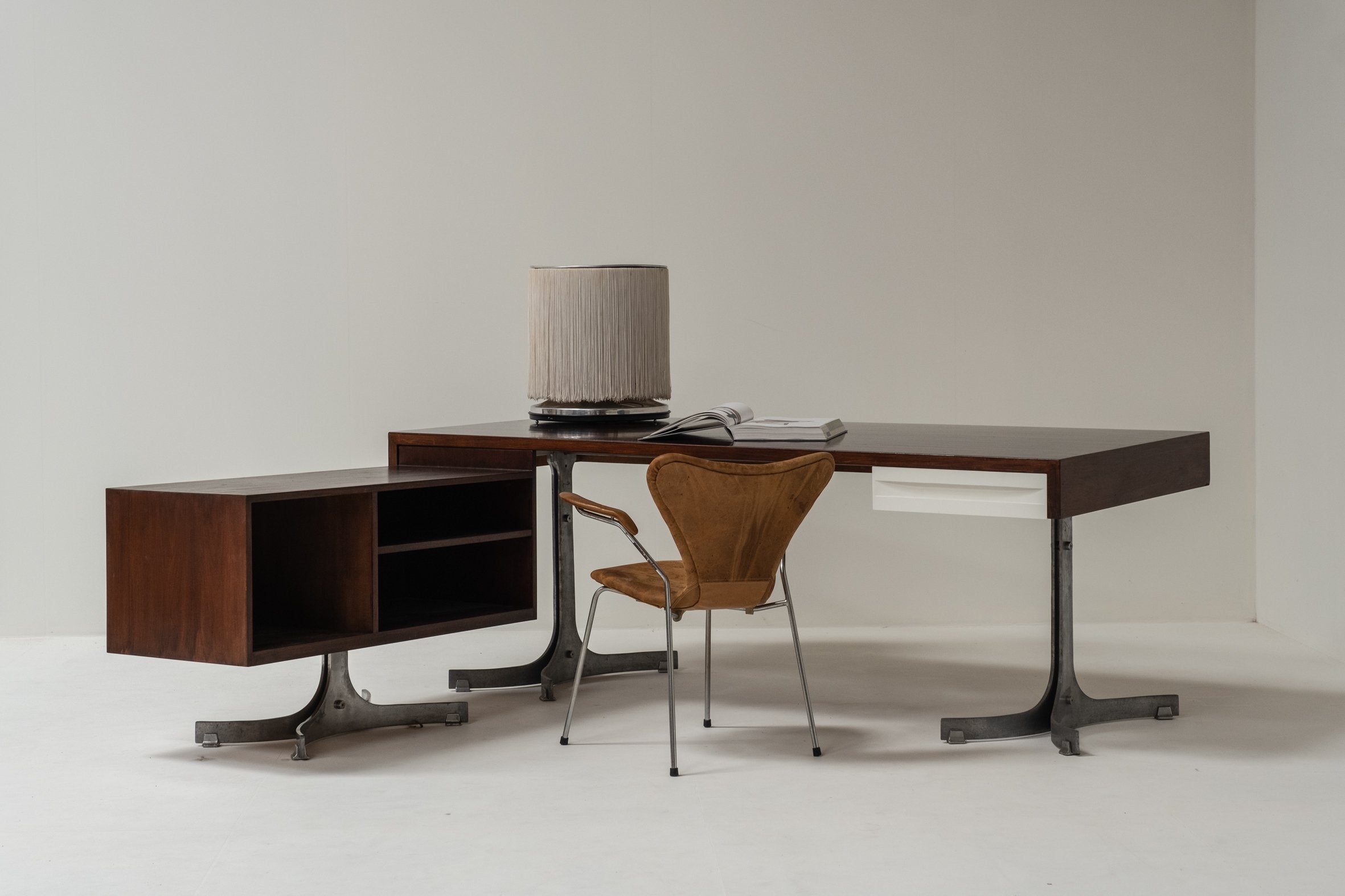 Executive desk by Trau Arredamenti Metallici S.P.A, 1960s by Paulette in 't Stad | The Oblist