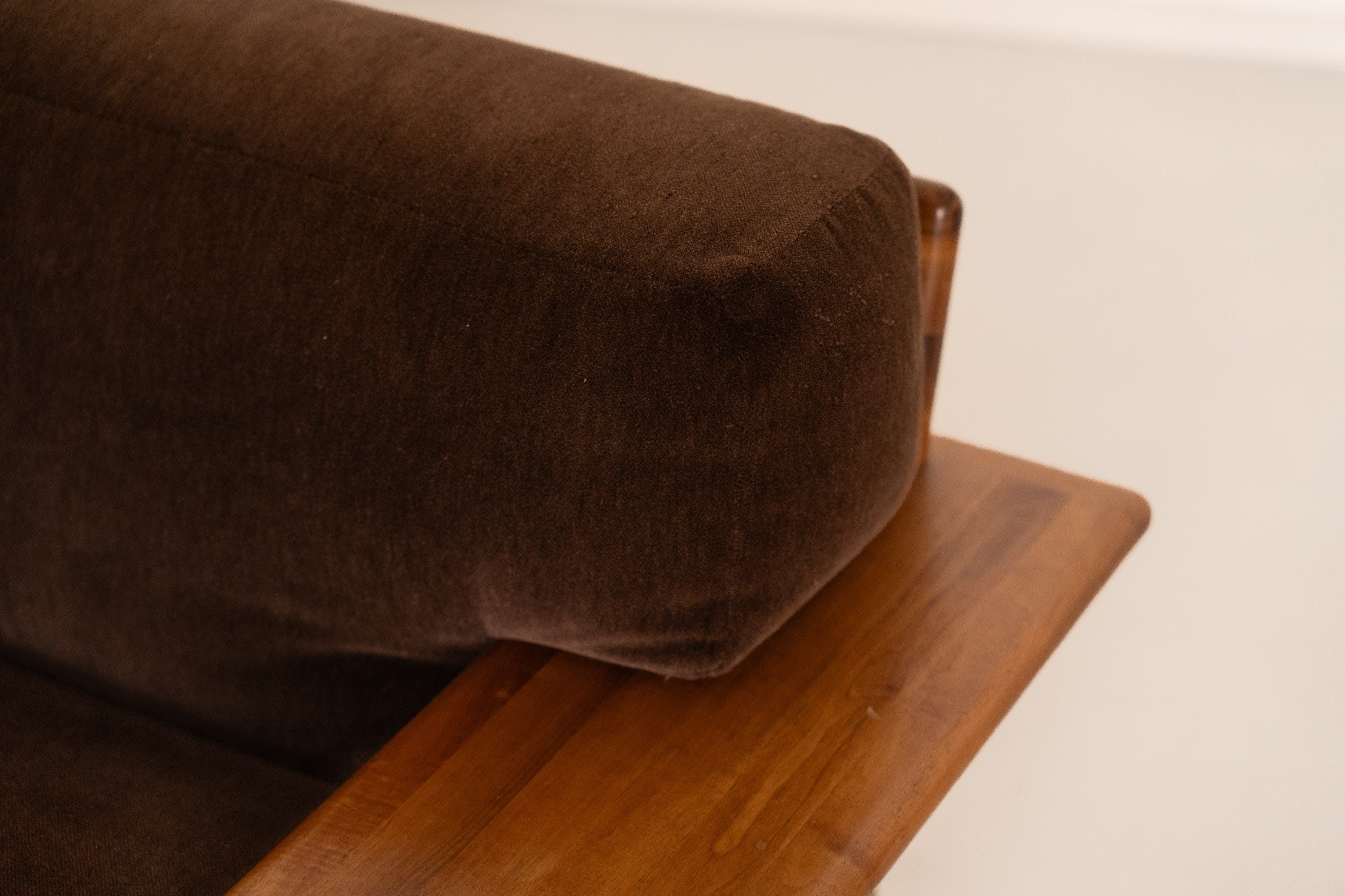 Pianura Sofa by Mario Bellini for Cassina — close-up of brown fabric and wooden armrest
